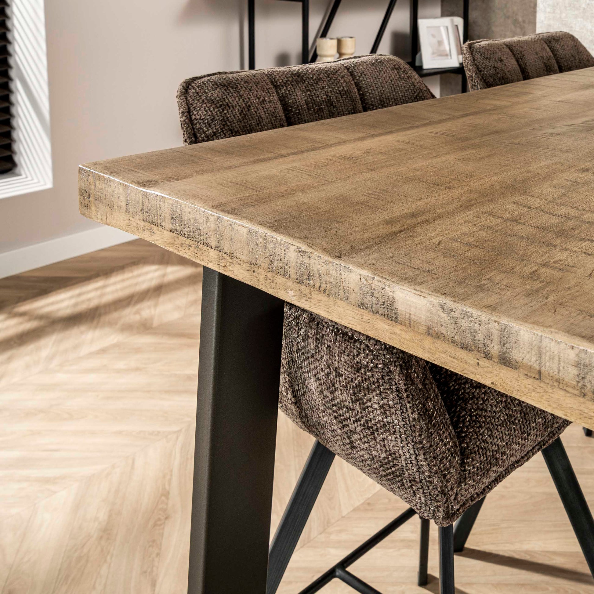 Bartafel Massief trapeziumvorm 135cm / Massief mango antiek – afbeelding 2