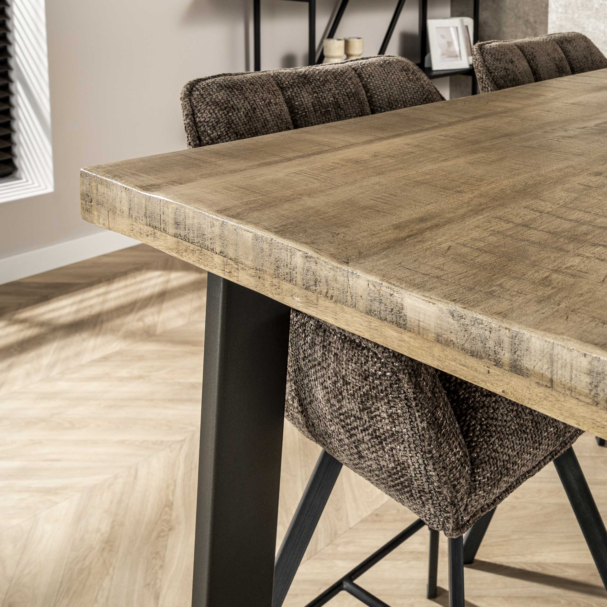 Bartafel Massief trapeziumvorm 135cm / Massief mango antiek – afbeelding 2