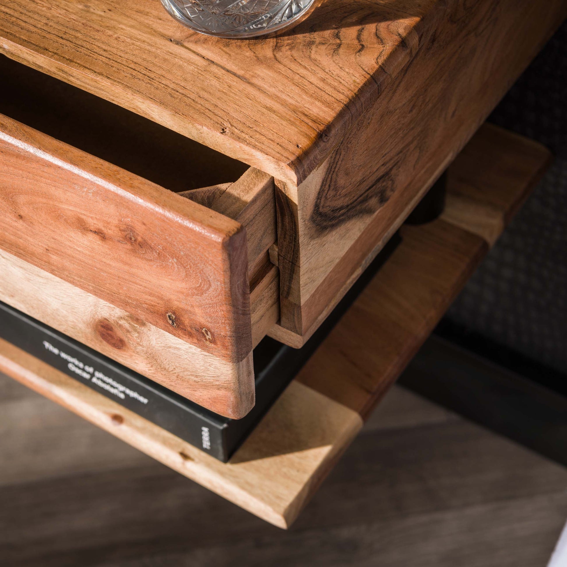 Nachtkastje Shelve 1 lade / Massief acacia – afbeelding 4