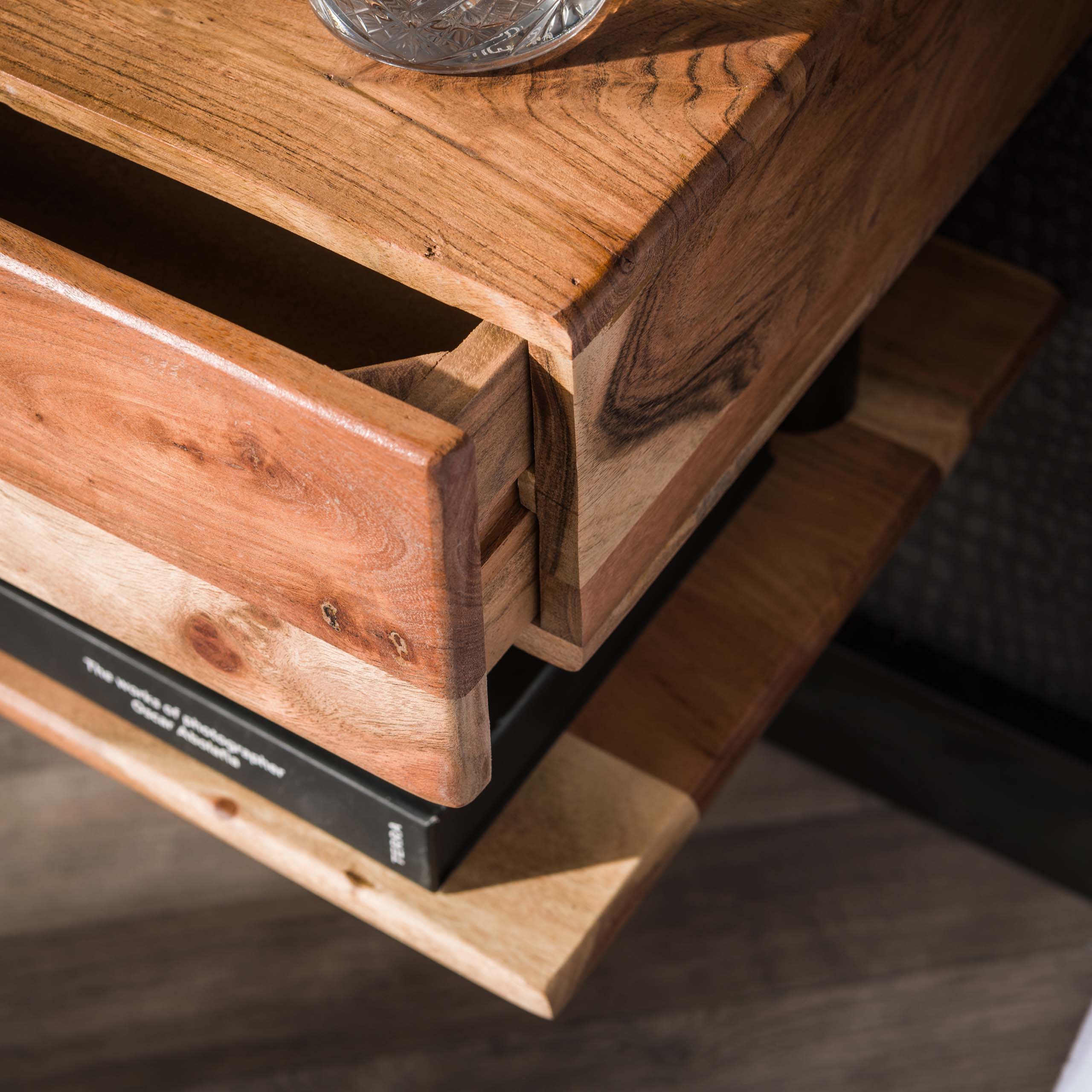 Nachtkastje Shelve 1 lade / Massief acacia – afbeelding 4