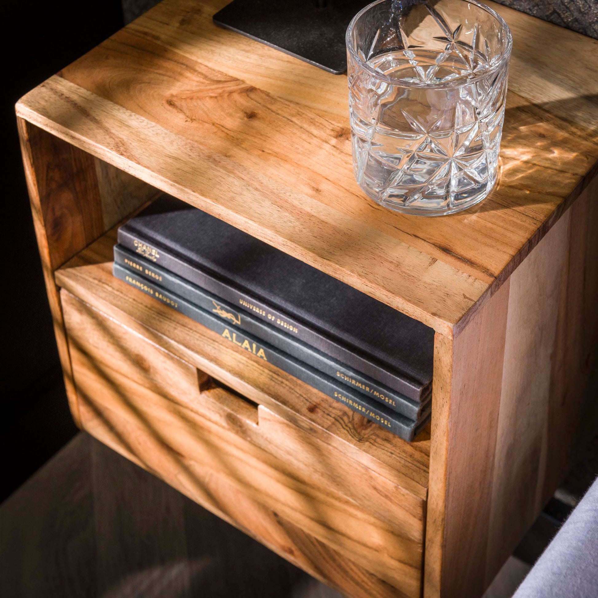 Nachtkastje Flat XS zwevend set van 2 / Massief acacia – afbeelding 3