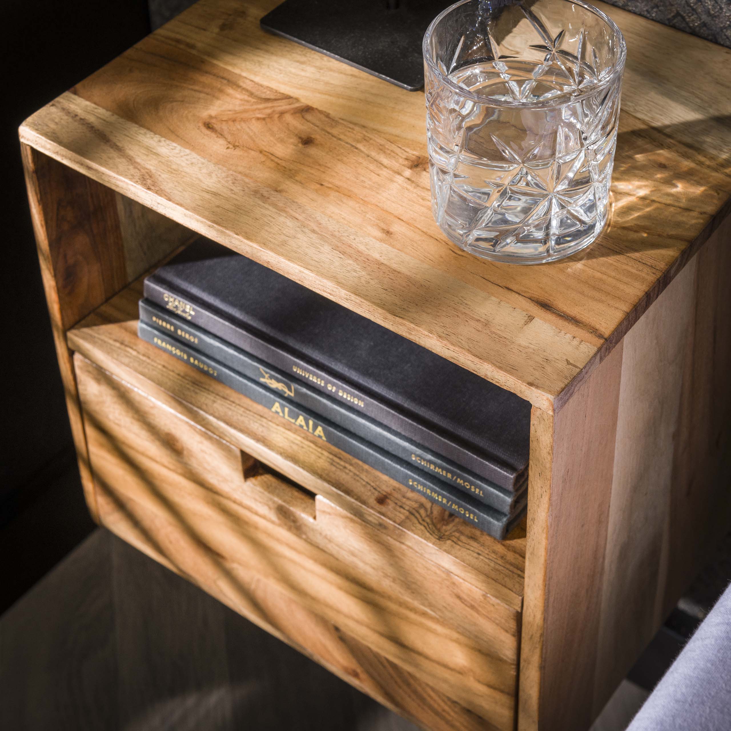 Nachtkastje Flat XS zwevend set van 2 / Massief acacia – afbeelding 3