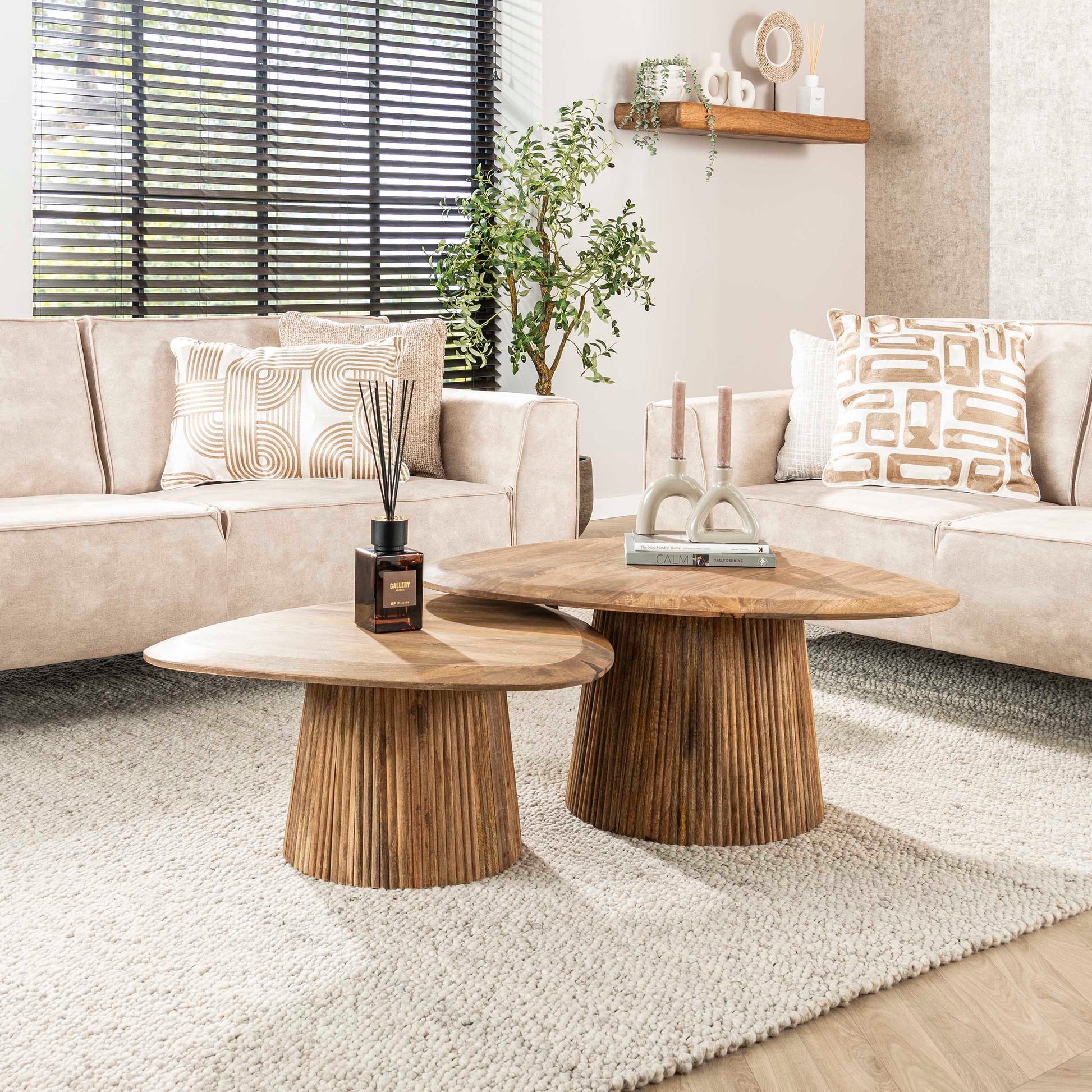 Salontafel Wave driehoekig set van 2 / Massief mango zand – afbeelding 1
