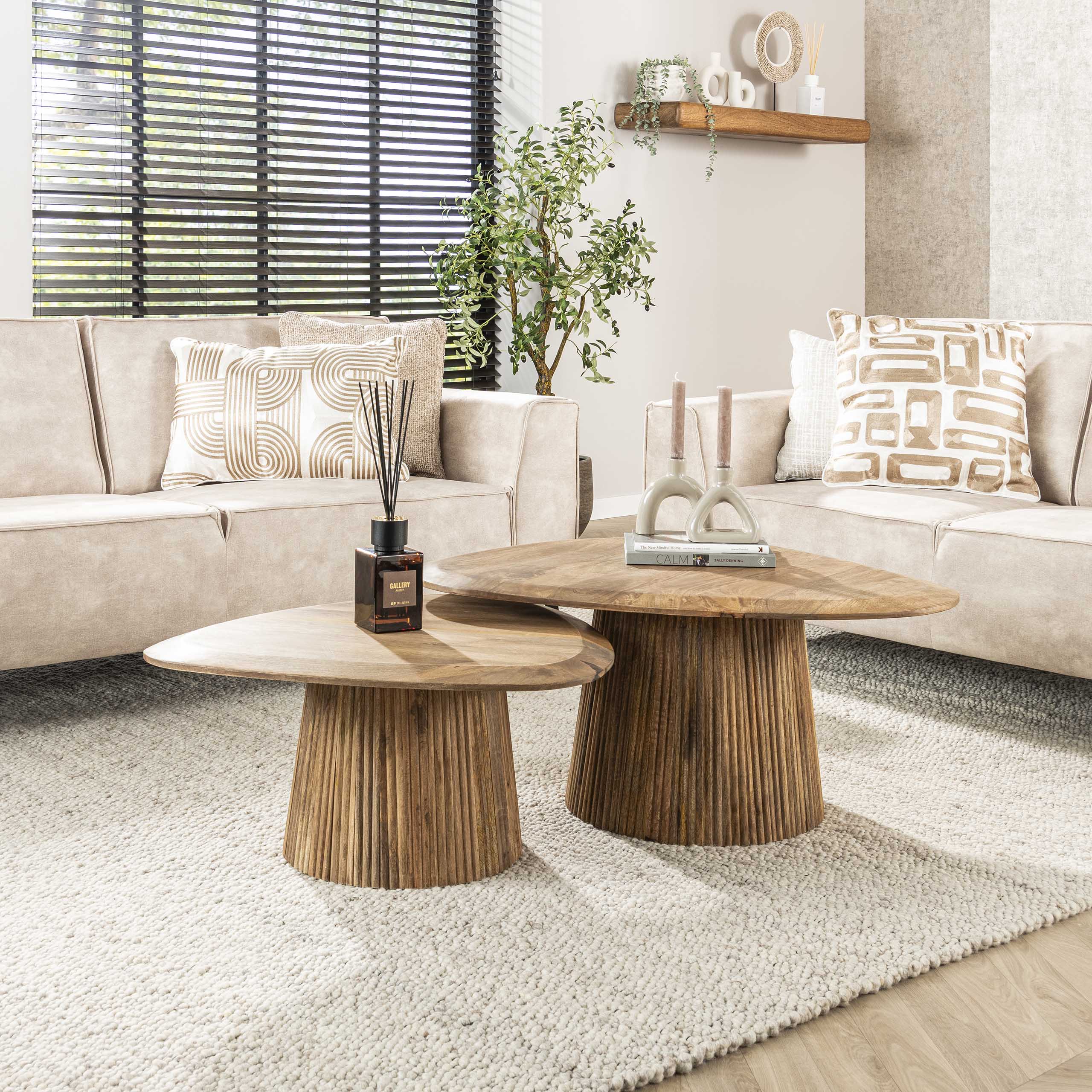 Salontafel Wave driehoekig set van 2 / Massief mango zand – afbeelding 1