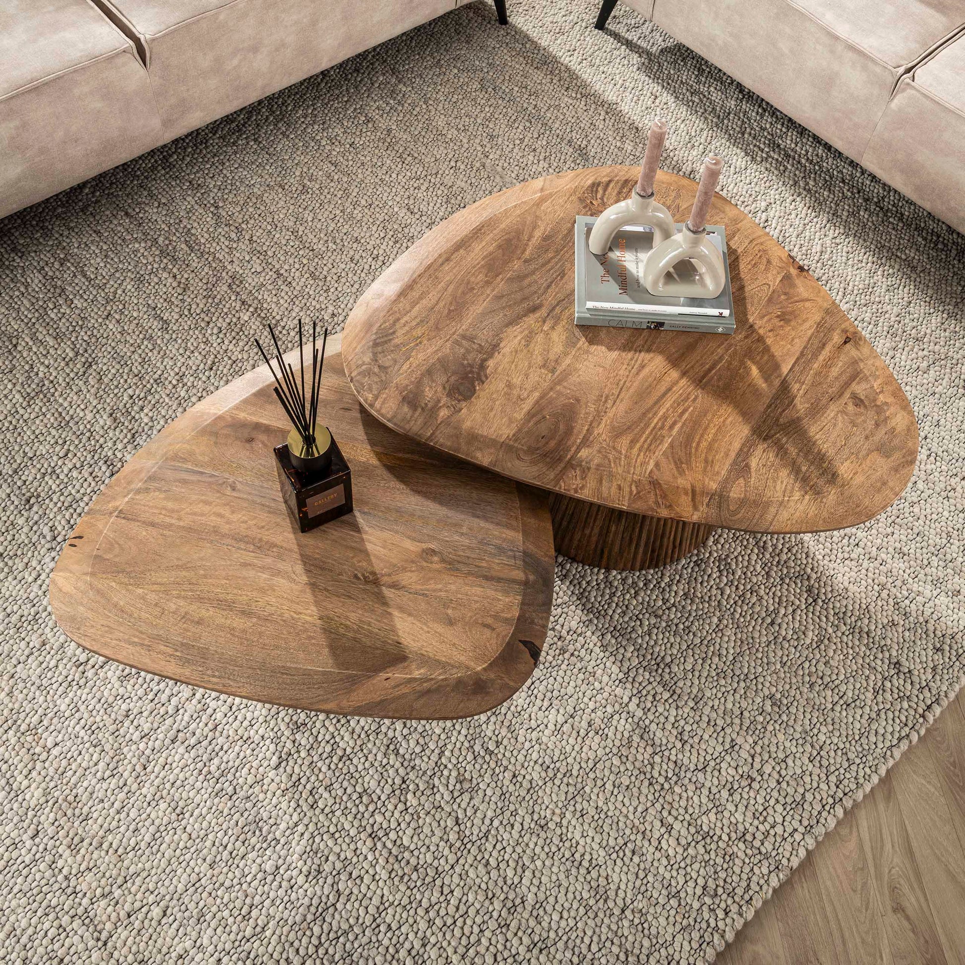 Salontafel Wave driehoekig set van 2 / Massief mango zand – afbeelding 2