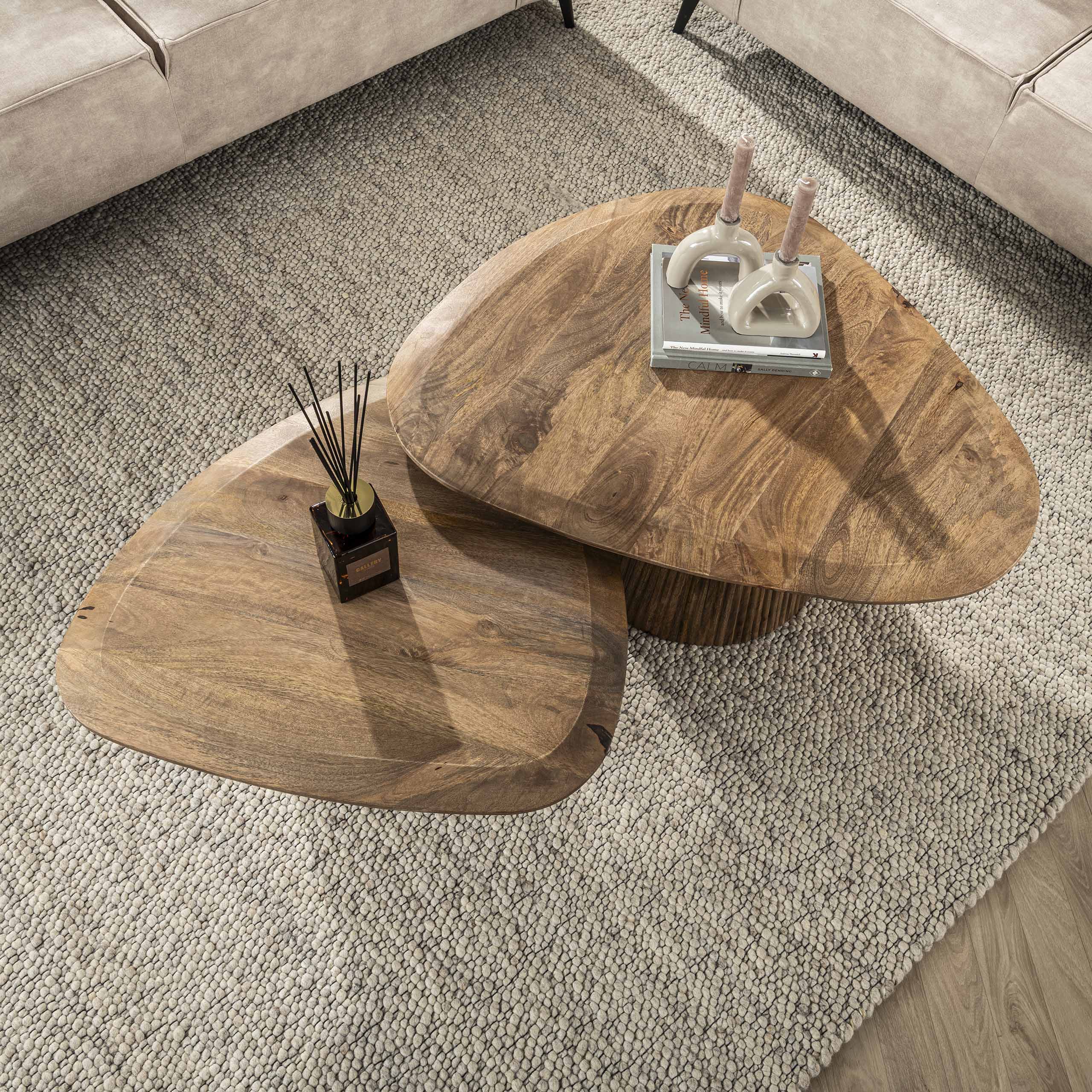 Salontafel Wave driehoekig set van 2 / Massief mango zand – afbeelding 2