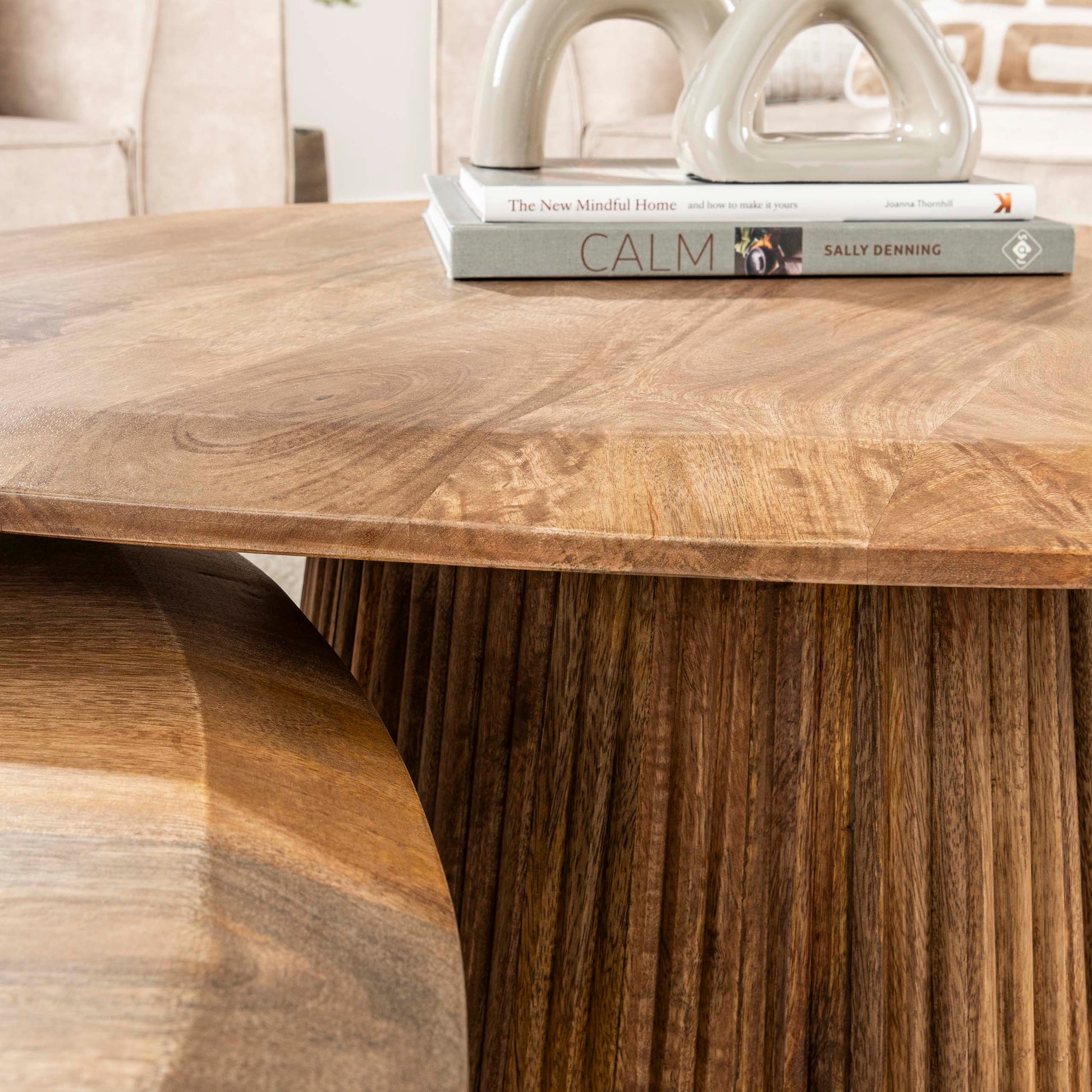 Salontafel Wave driehoekig set van 2 / Massief mango zand – afbeelding 3