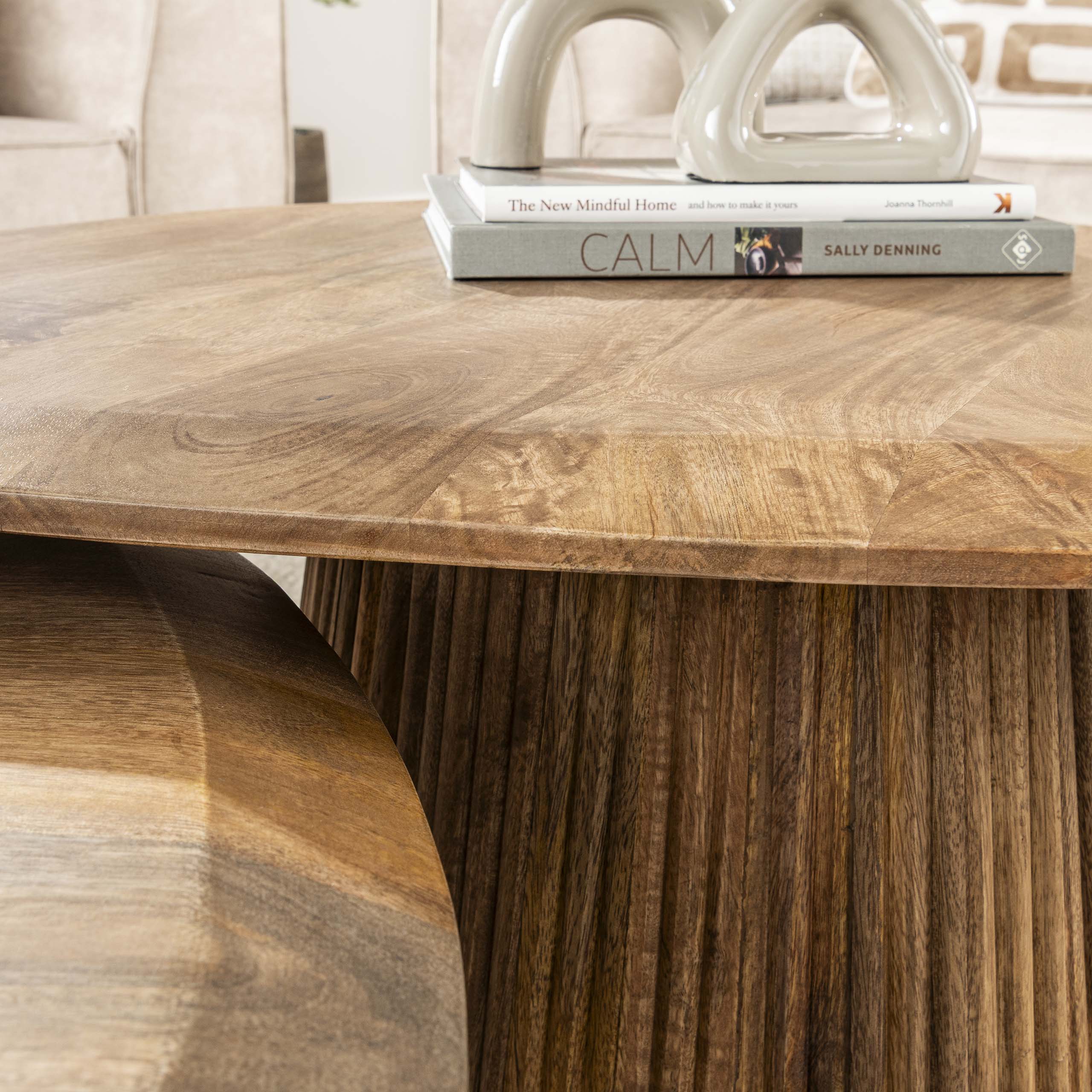 Salontafel Wave driehoekig set van 2 / Massief mango zand – afbeelding 3
