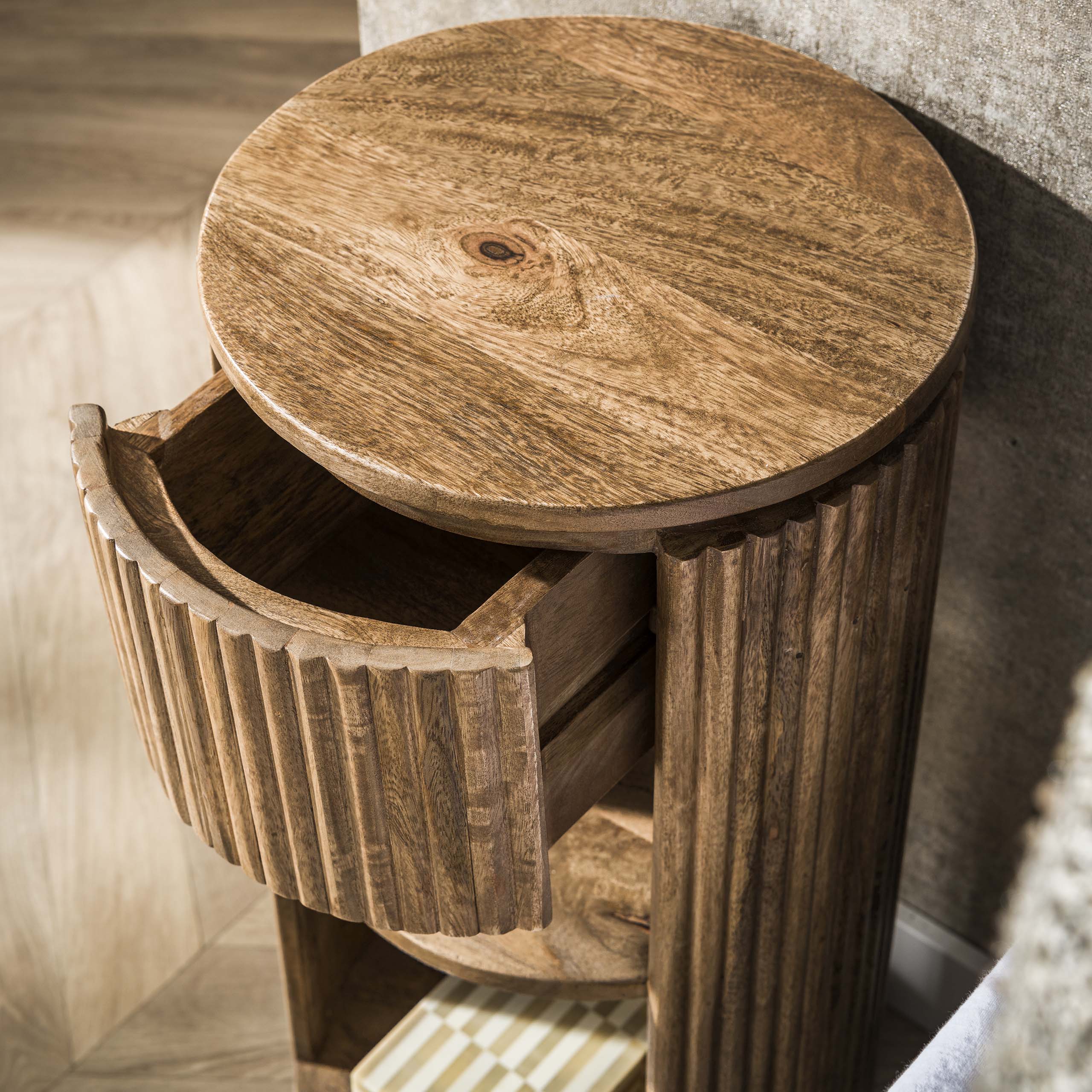 Nachtkastje Wave XS rond 1 lade / Massief mango zand – afbeelding 3