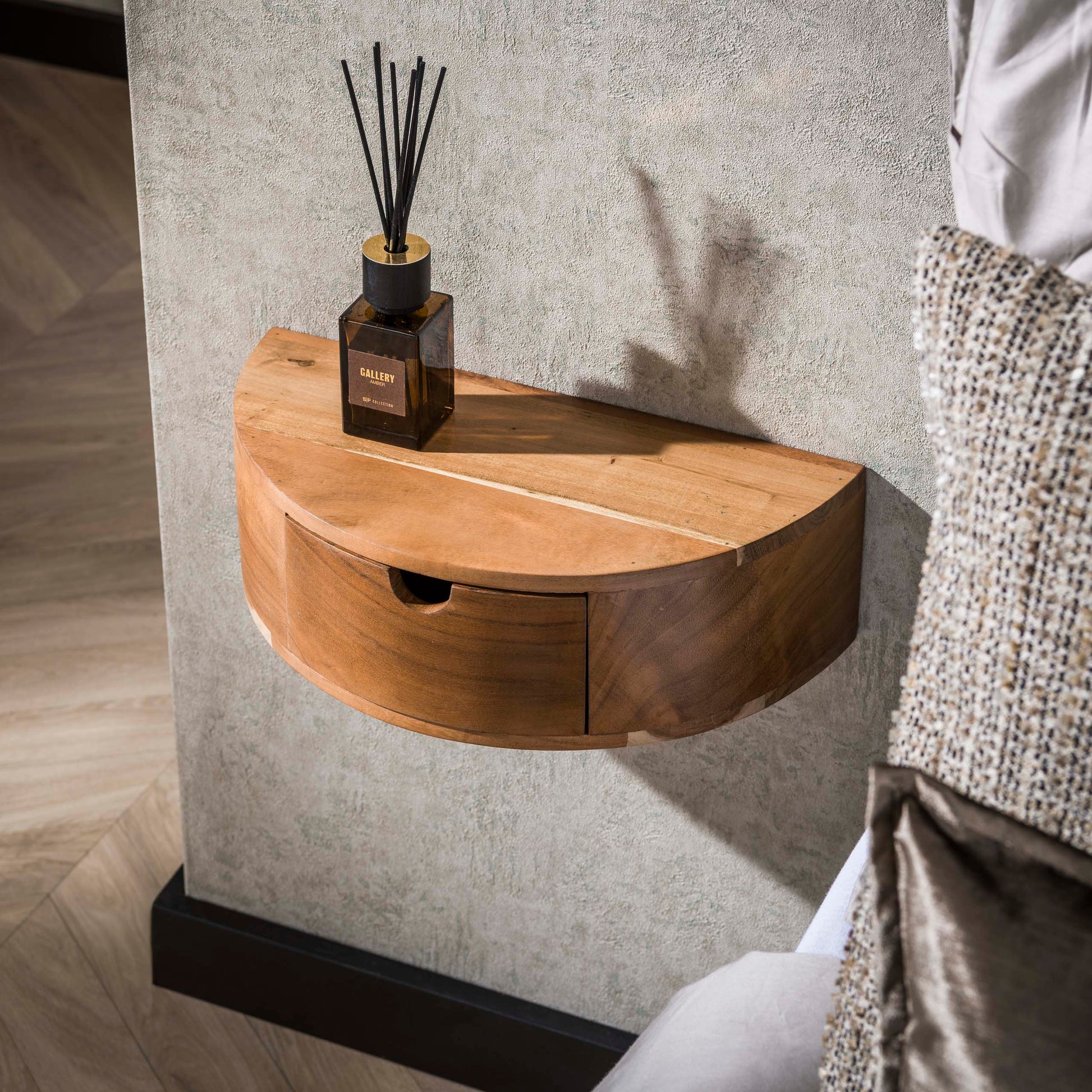 Nachtkastje Curve zwevend 1 lade / Massief acacia – afbeelding 1
