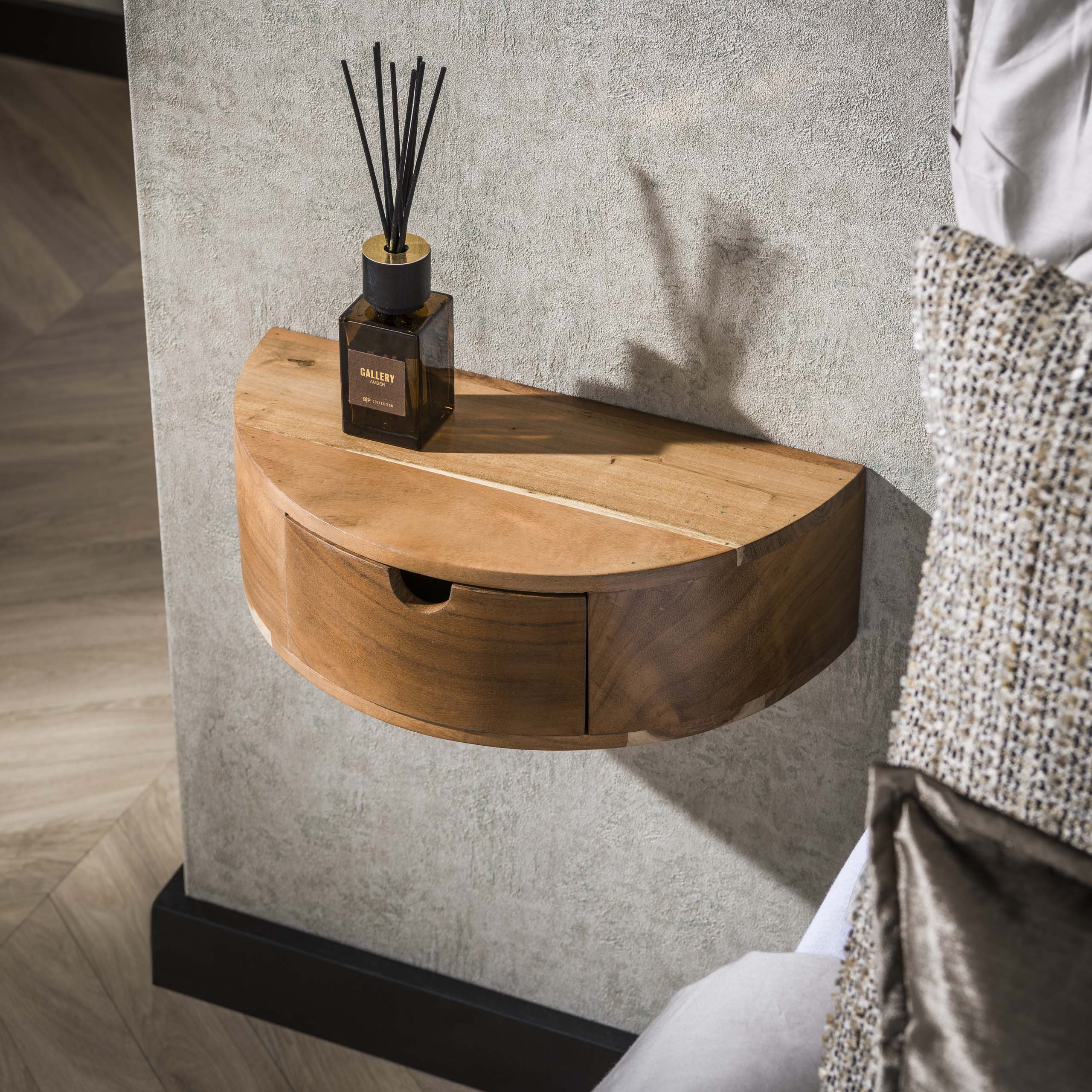 Nachtkastje Curve zwevend 1 lade / Massief acacia – afbeelding 1
