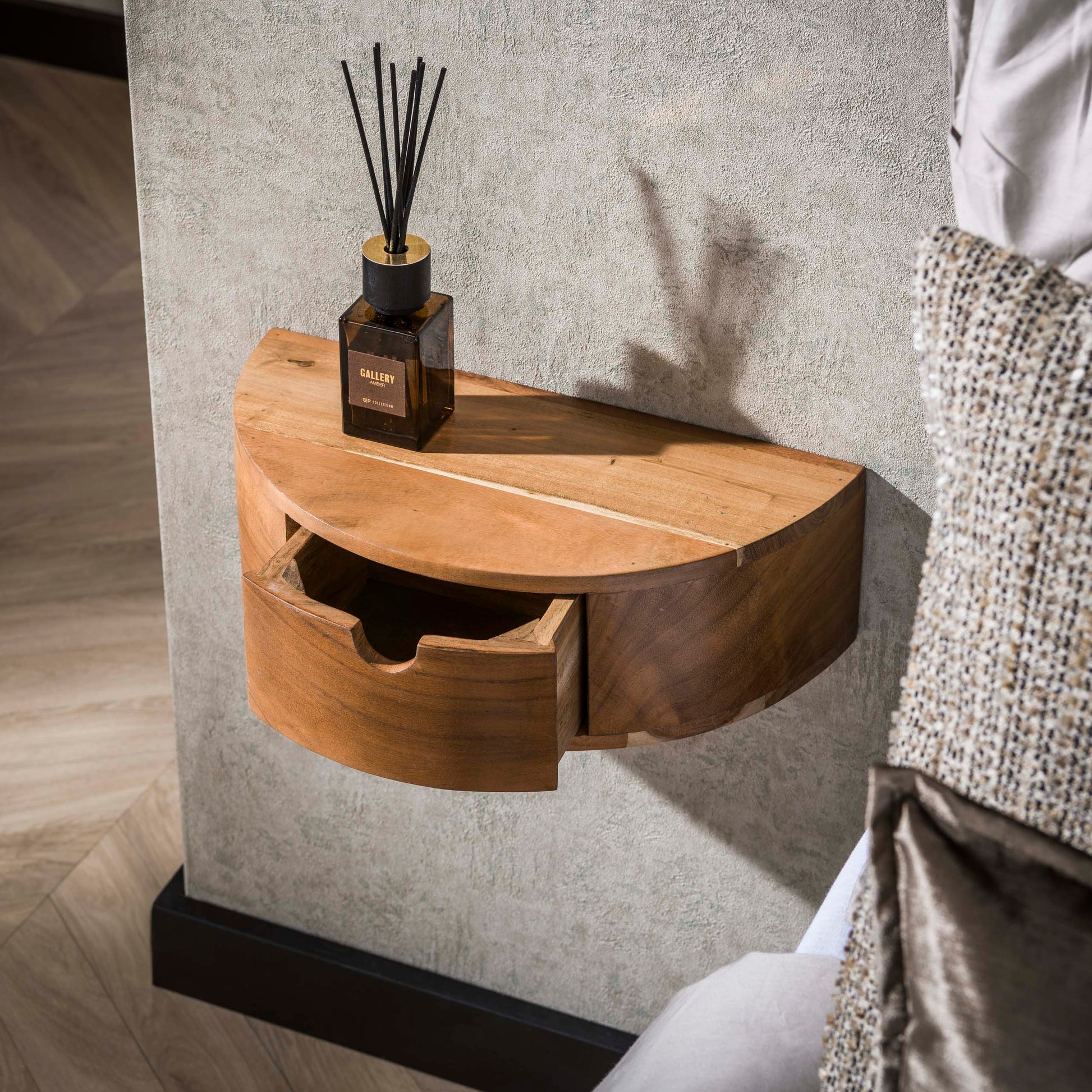 Nachtkastje Curve zwevend 1 lade / Massief acacia – afbeelding 2
