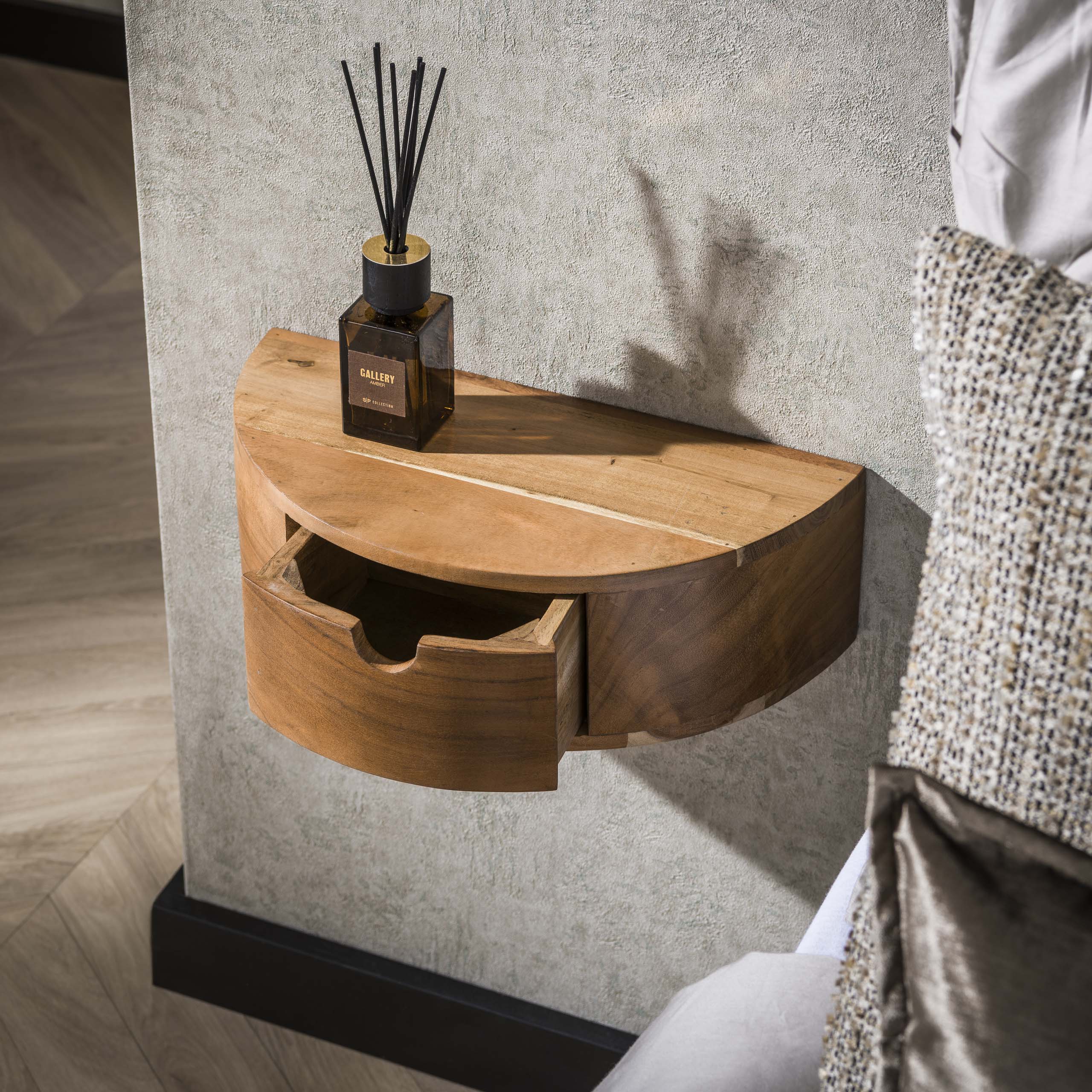 Nachtkastje Curve zwevend 1 lade / Massief acacia – afbeelding 2