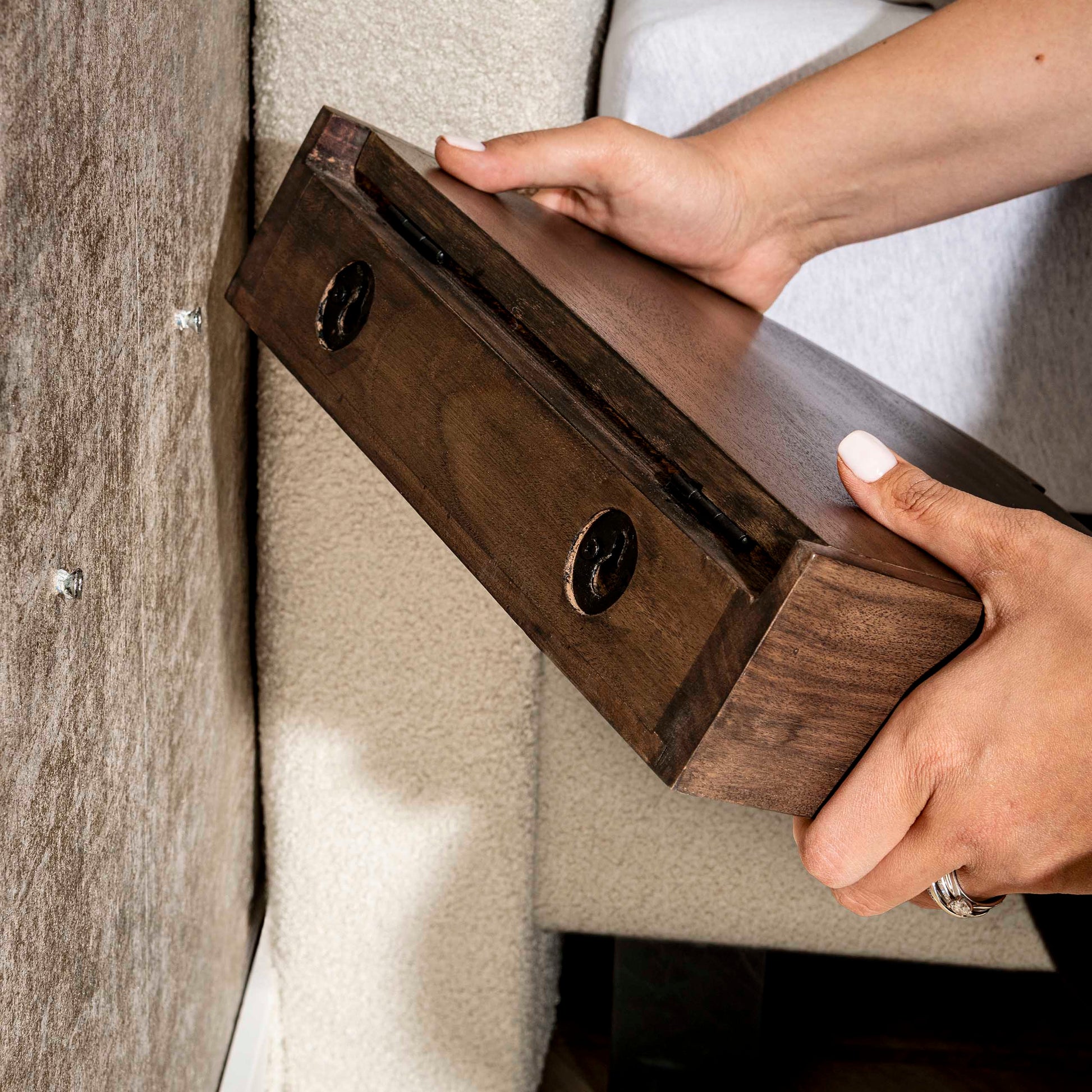 Nachtkastje Cove zwevend 1 lade verpakt per 2 / Massief acacia glaze brown – afbeelding 5