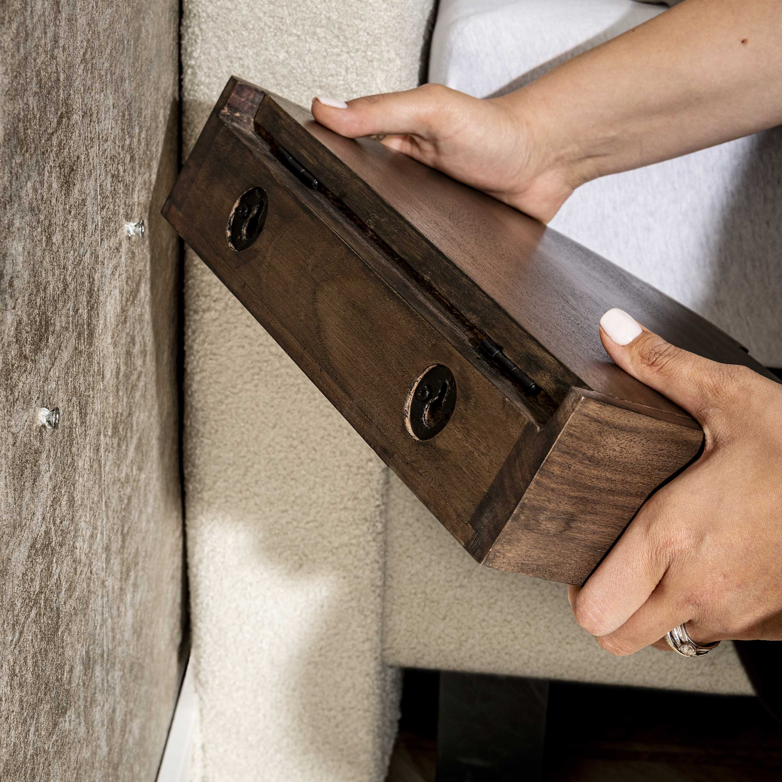 Nachtkastje Cove zwevend 1 lade verpakt per 2 / Massief acacia glaze brown – afbeelding 5