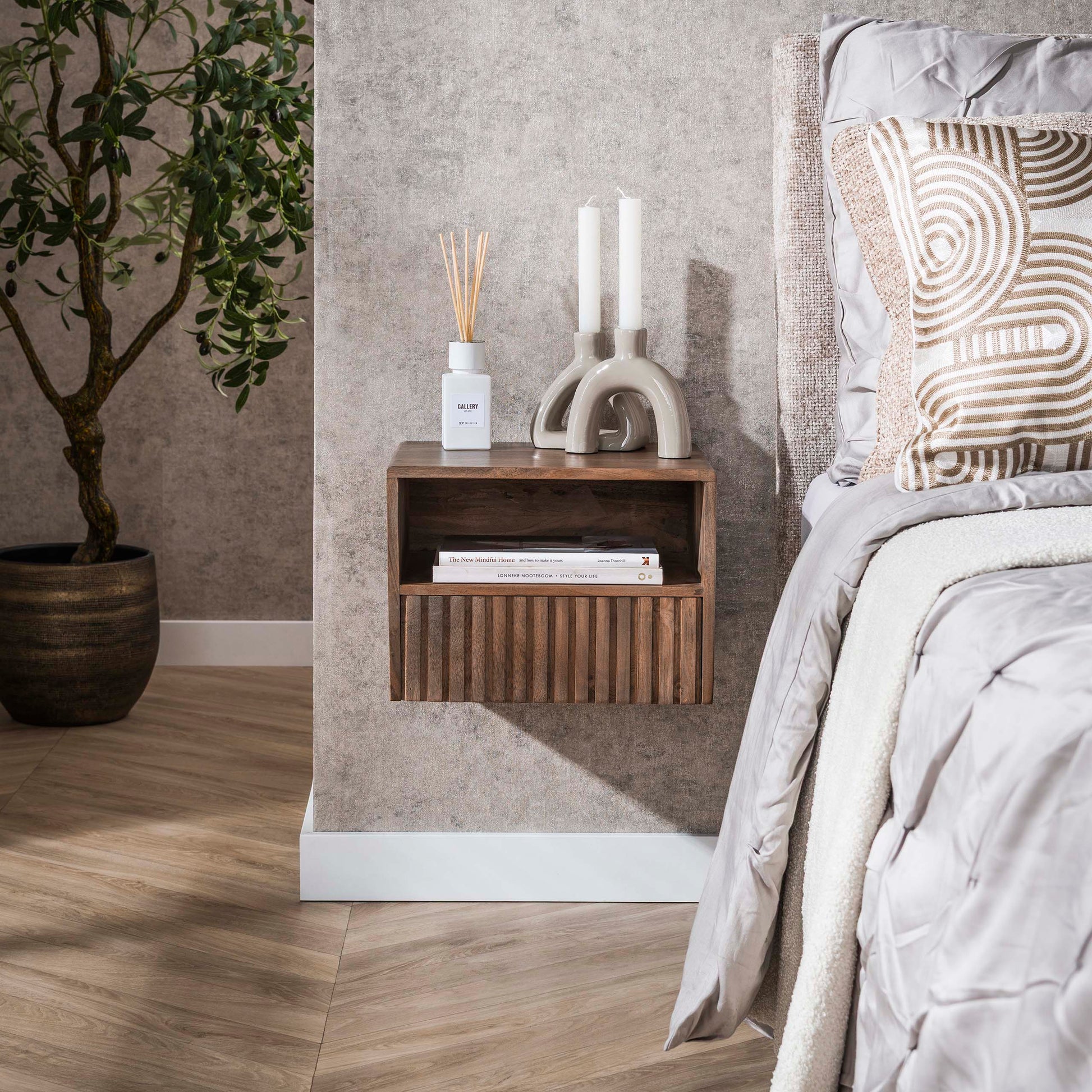 Nachtkastje Carve zwevend open vak 1 lade / Massief acacia bruin – afbeelding 1