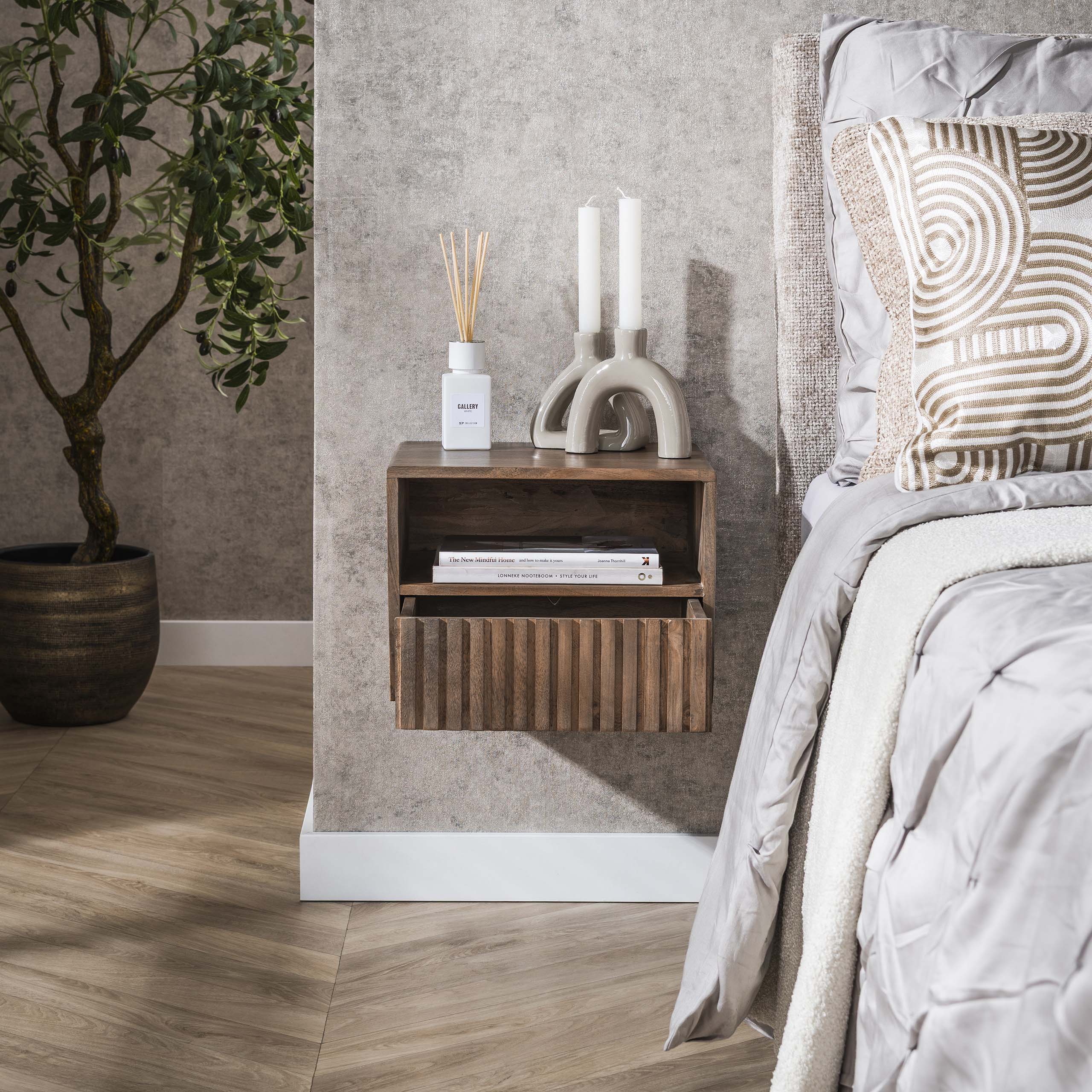 Nachtkastje Carve zwevend open vak 1 lade / Massief acacia bruin – afbeelding 2
