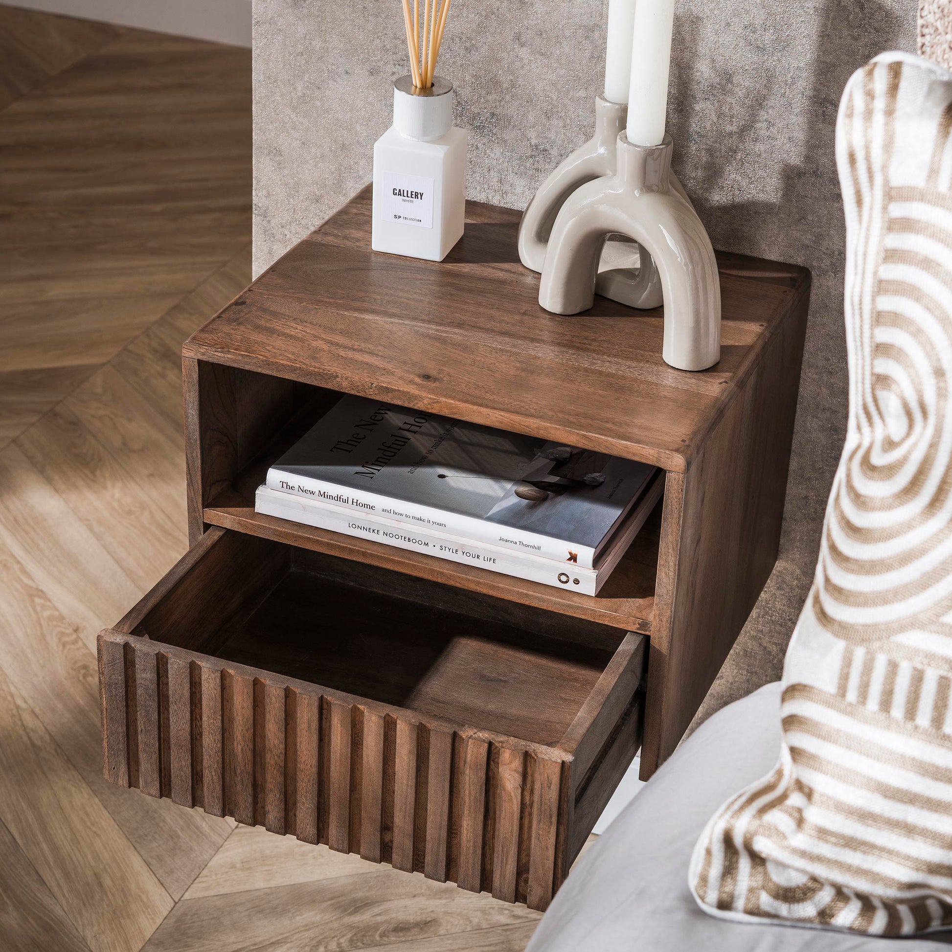 Nachtkastje Carve zwevend open vak 1 lade / Massief acacia bruin – afbeelding 3