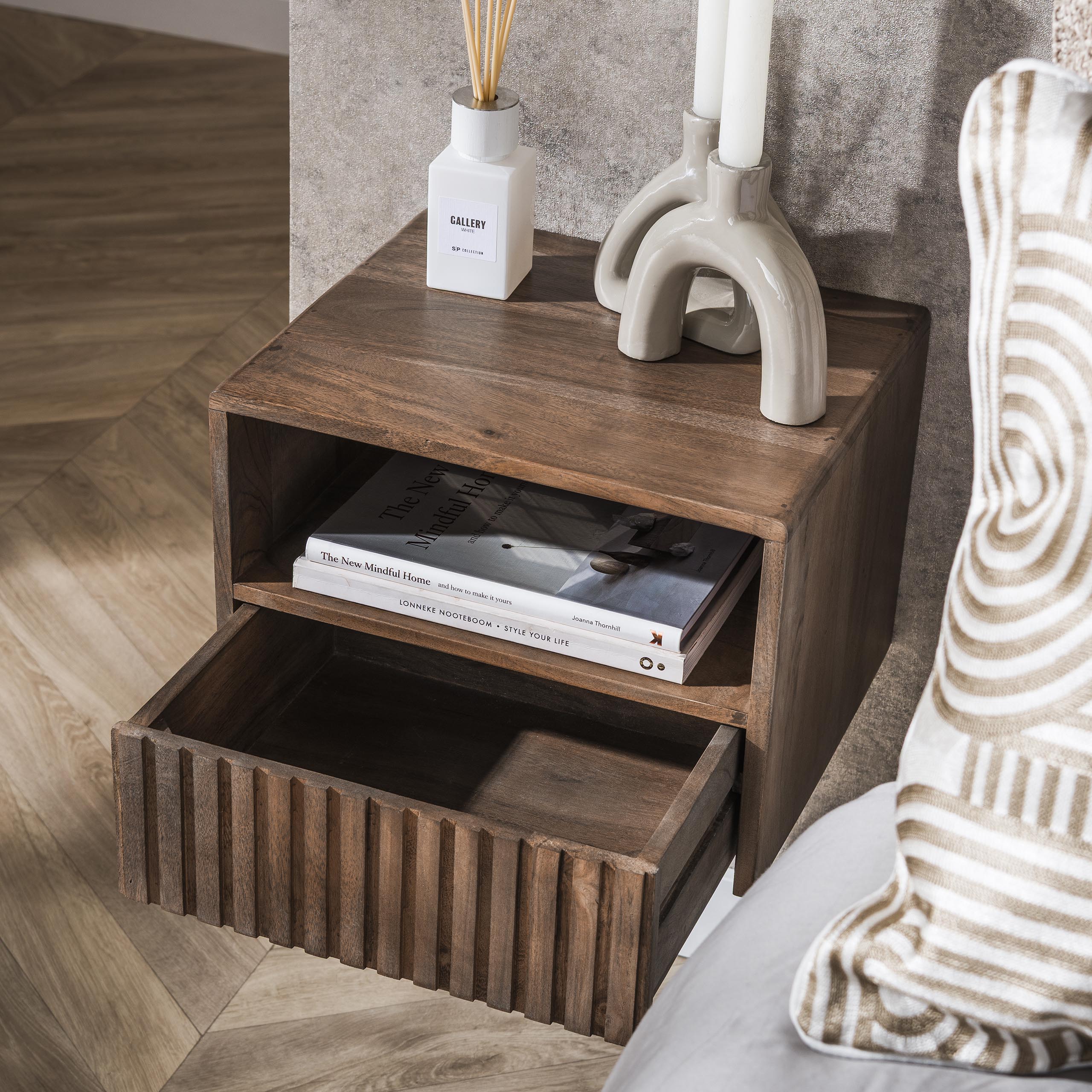 Nachtkastje Carve zwevend open vak 1 lade / Massief acacia bruin – afbeelding 3