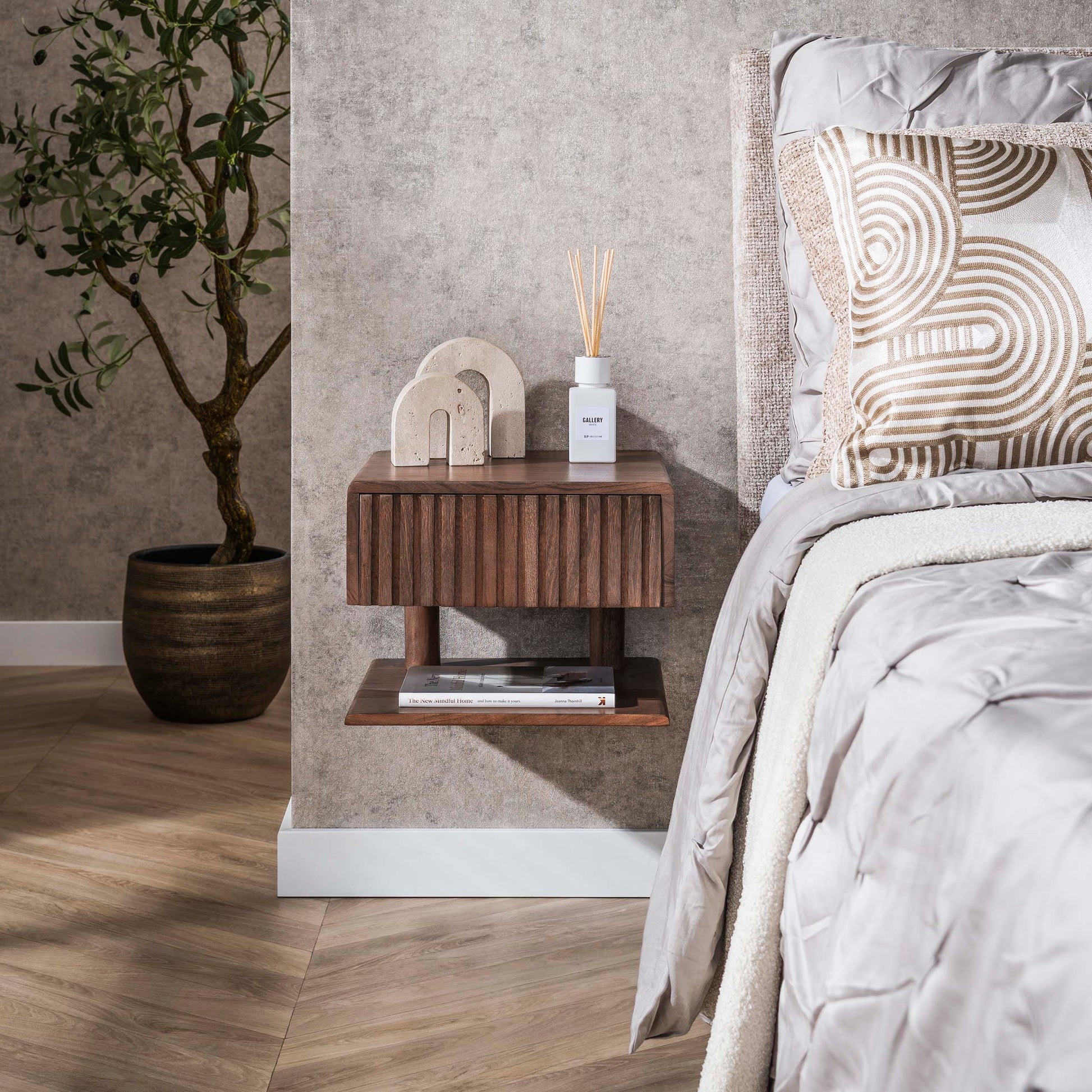 Nachtkastje Carve Shelve zwevend 1 lade / Massief acacia bruin – afbeelding 1