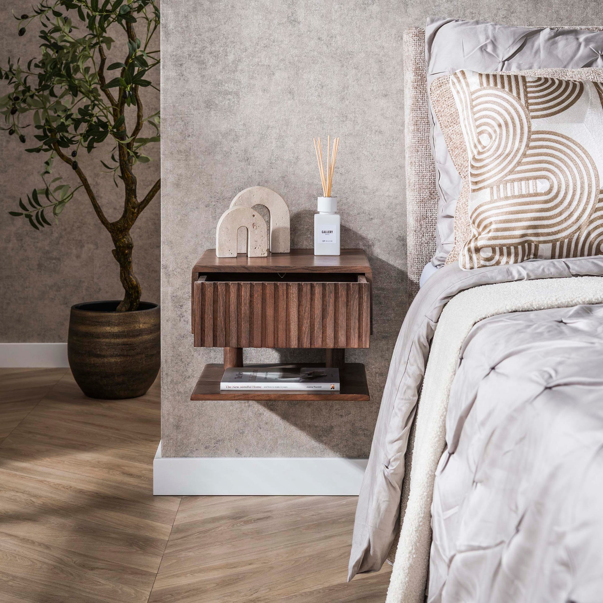 Nachtkastje Carve Shelve zwevend 1 lade / Massief acacia bruin – afbeelding 2