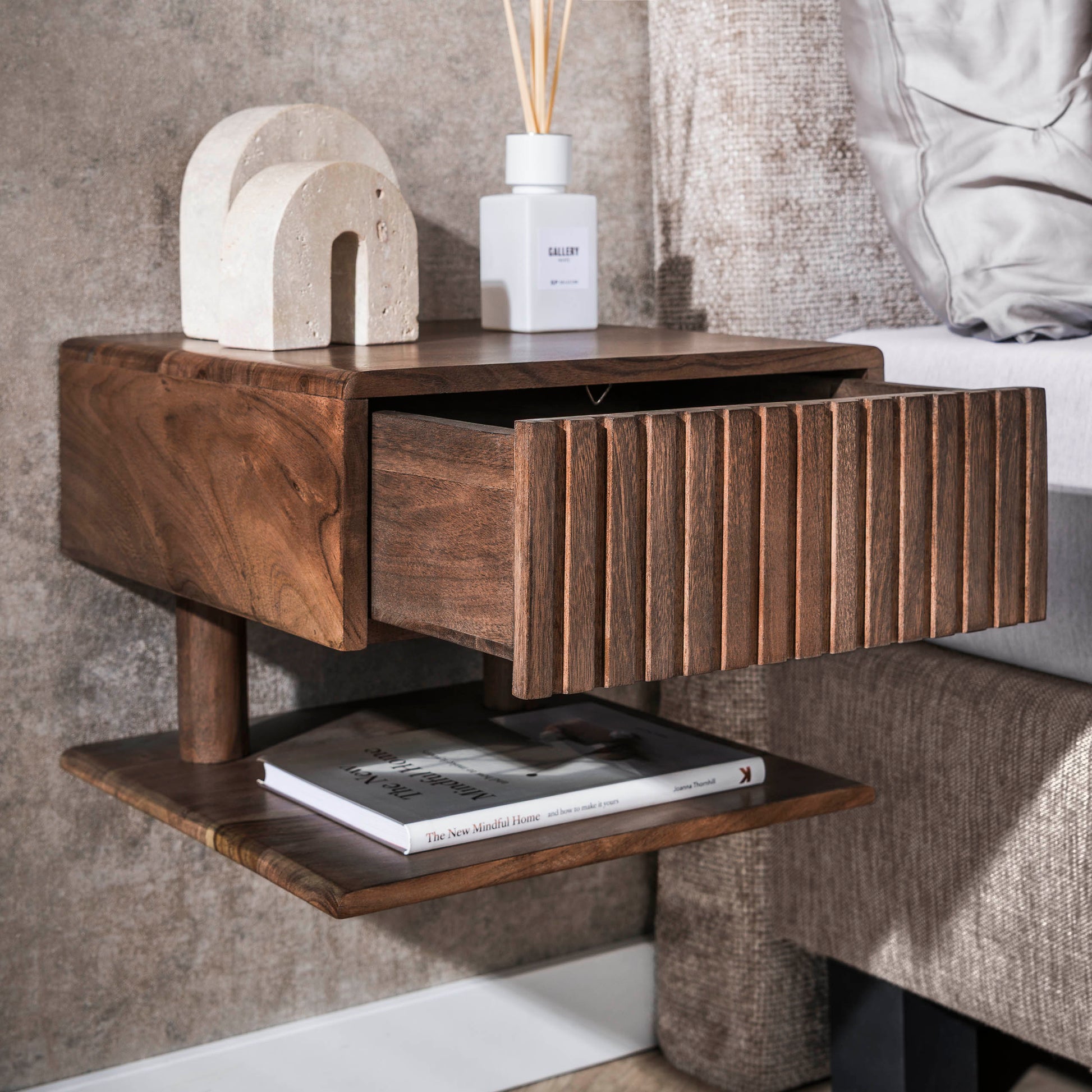 Nachtkastje Carve Shelve zwevend 1 lade / Massief acacia bruin – afbeelding 3
