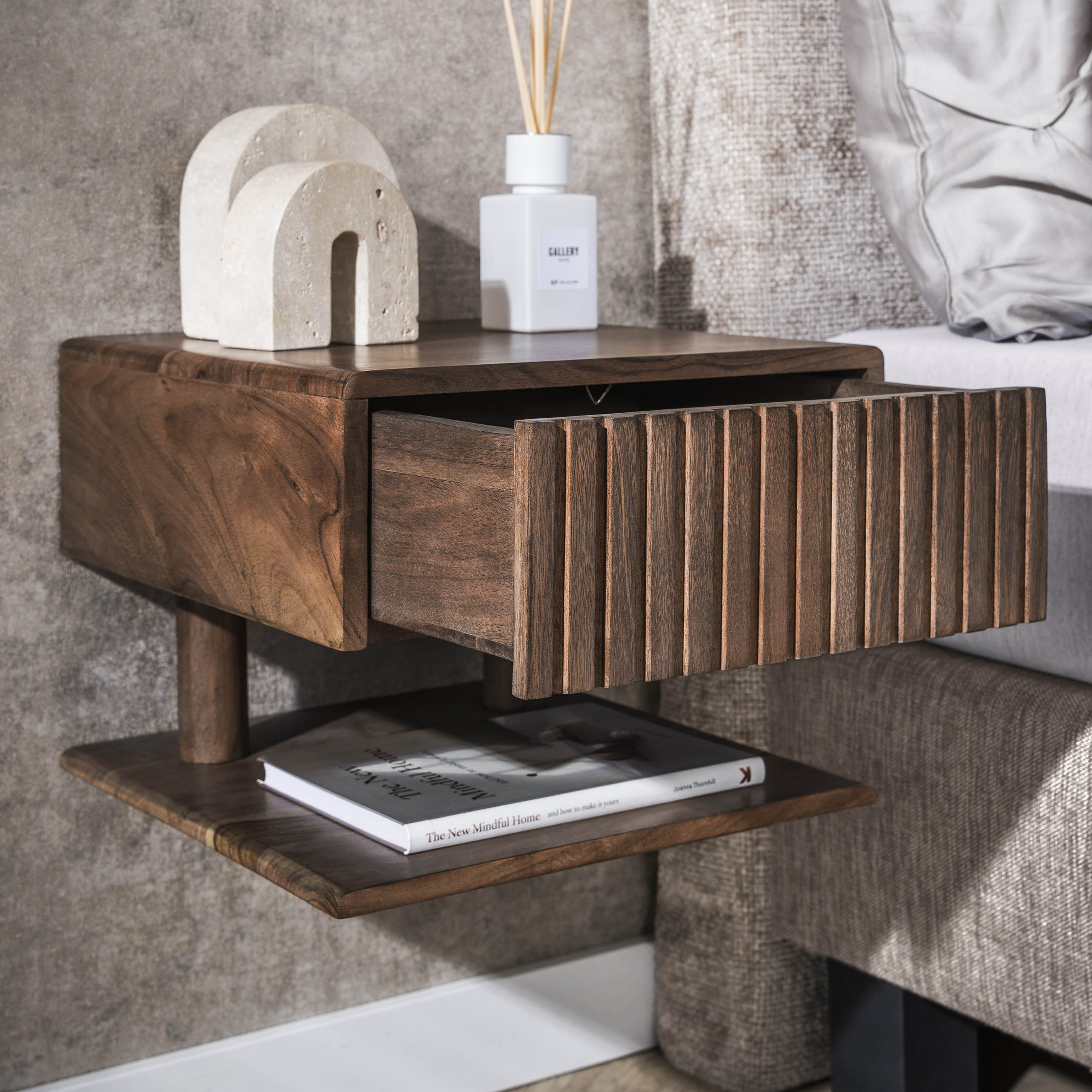 Nachtkastje Carve Shelve zwevend 1 lade / Massief acacia bruin – afbeelding 3