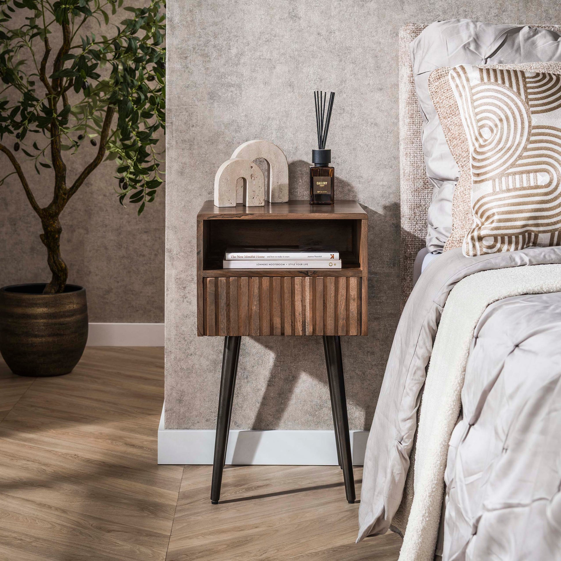 Nachtkastje Carve 1 lade / Massief acacia bruin – afbeelding 1