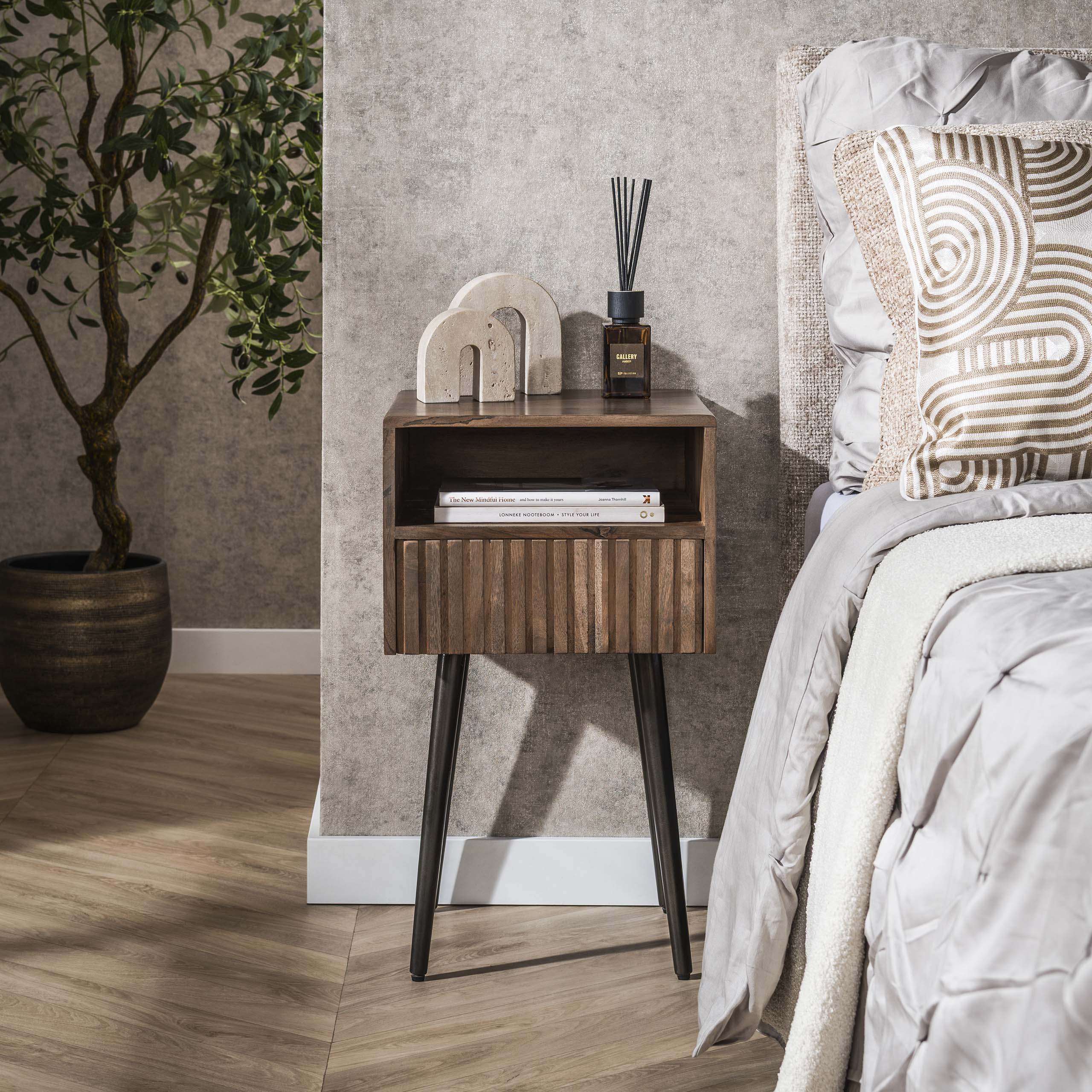 Nachtkastje Carve 1 lade / Massief acacia bruin – afbeelding 1