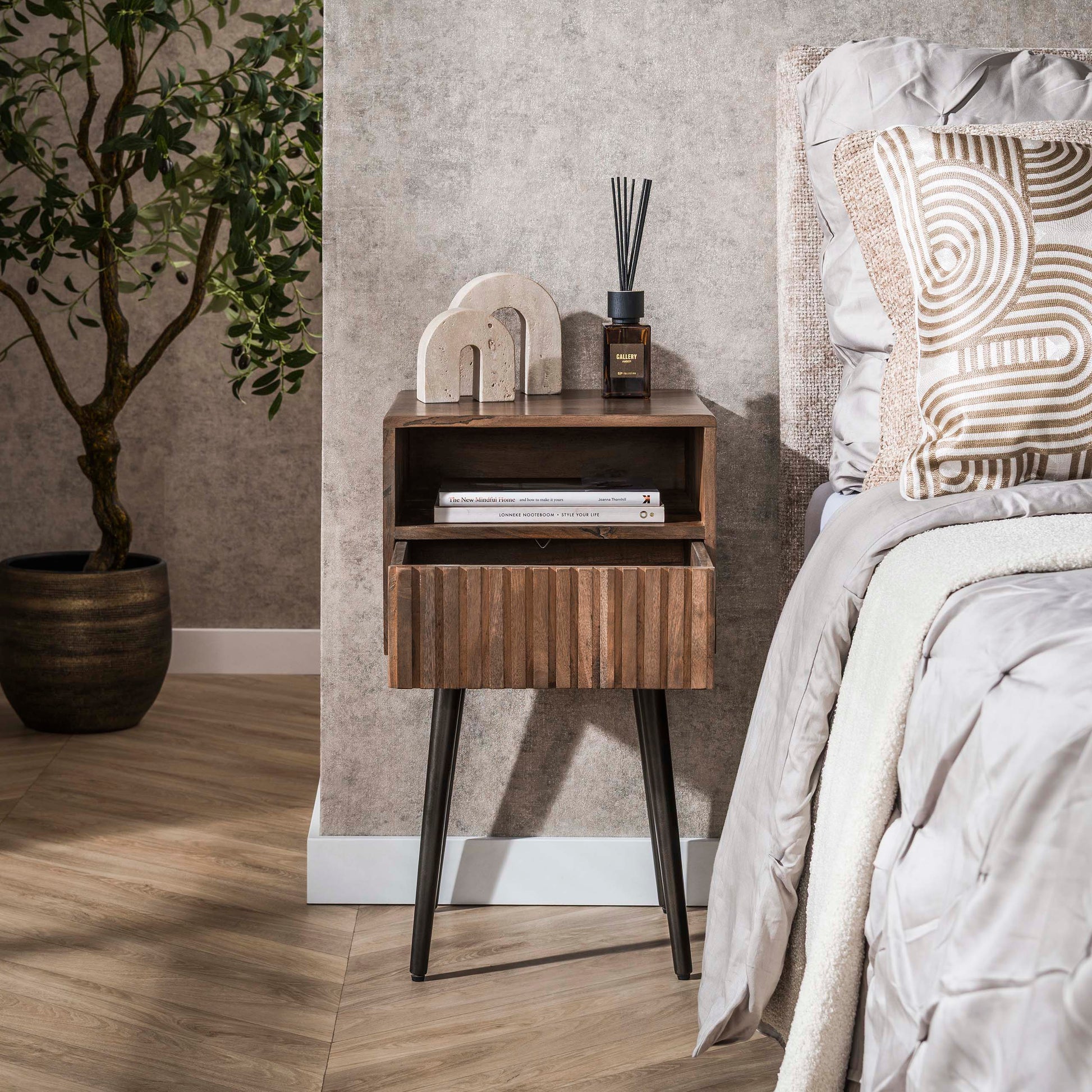 Nachtkastje Carve 1 lade / Massief acacia bruin – afbeelding 2