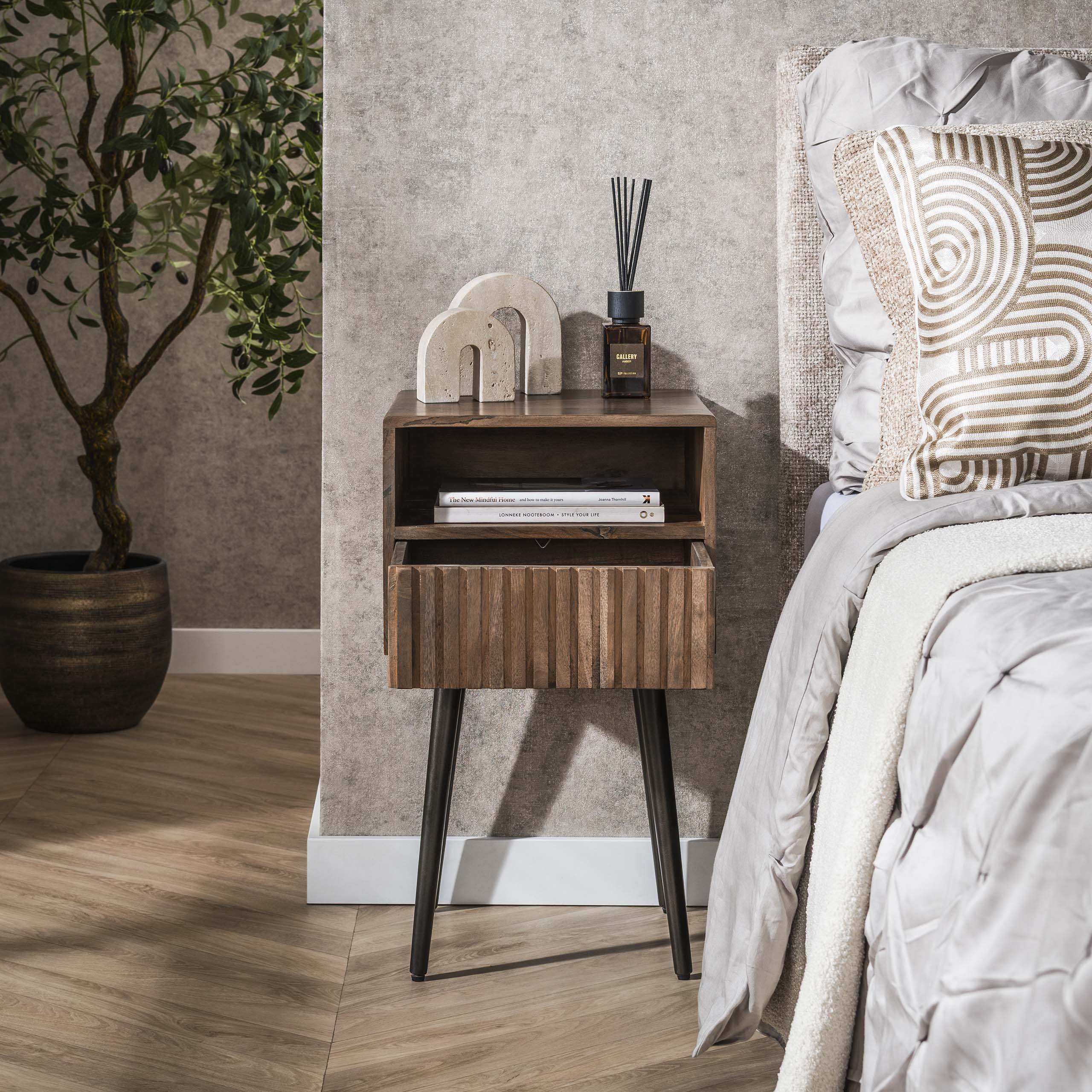 Nachtkastje Carve 1 lade / Massief acacia bruin – afbeelding 2