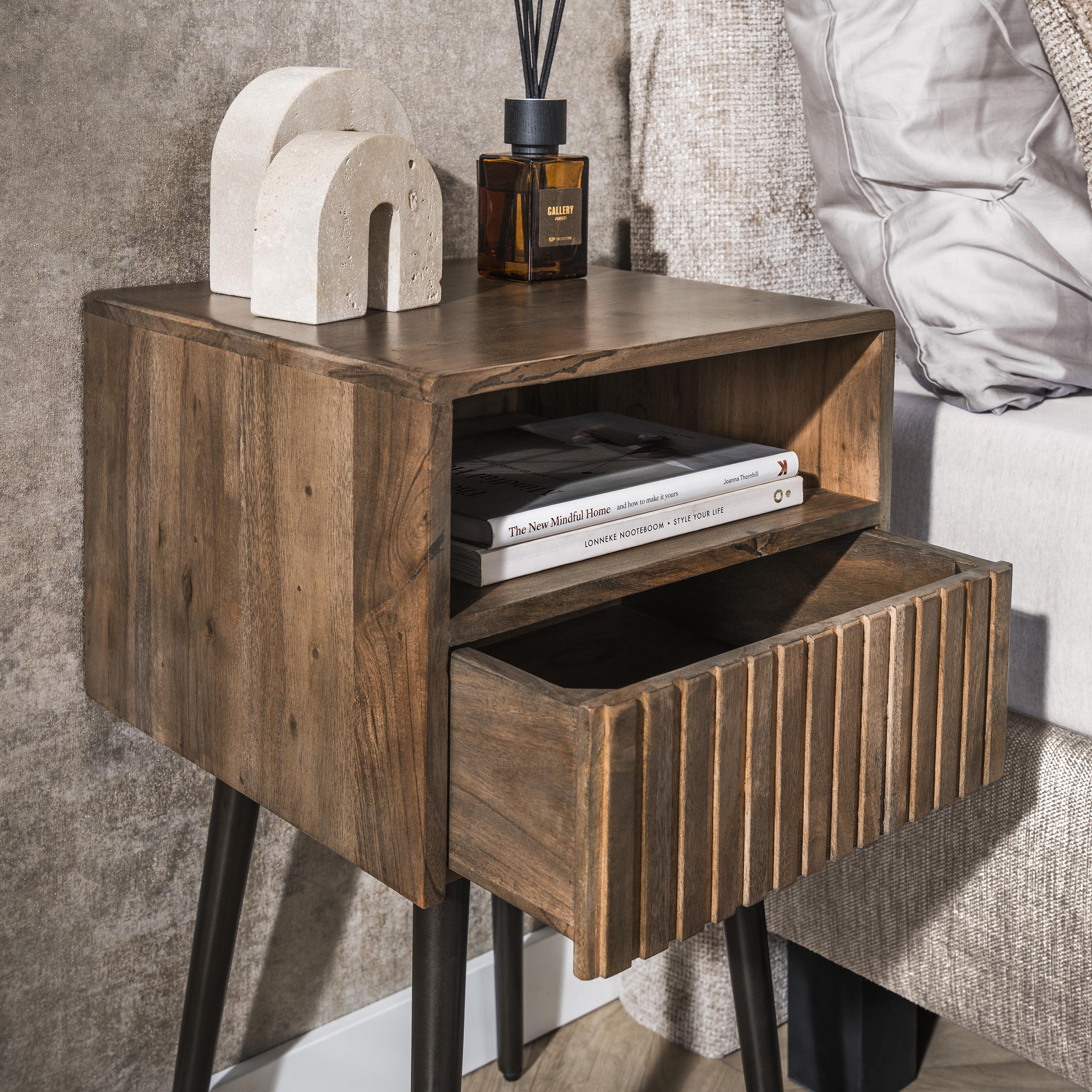 Nachtkastje Carve 1 lade / Massief acacia bruin – afbeelding 3