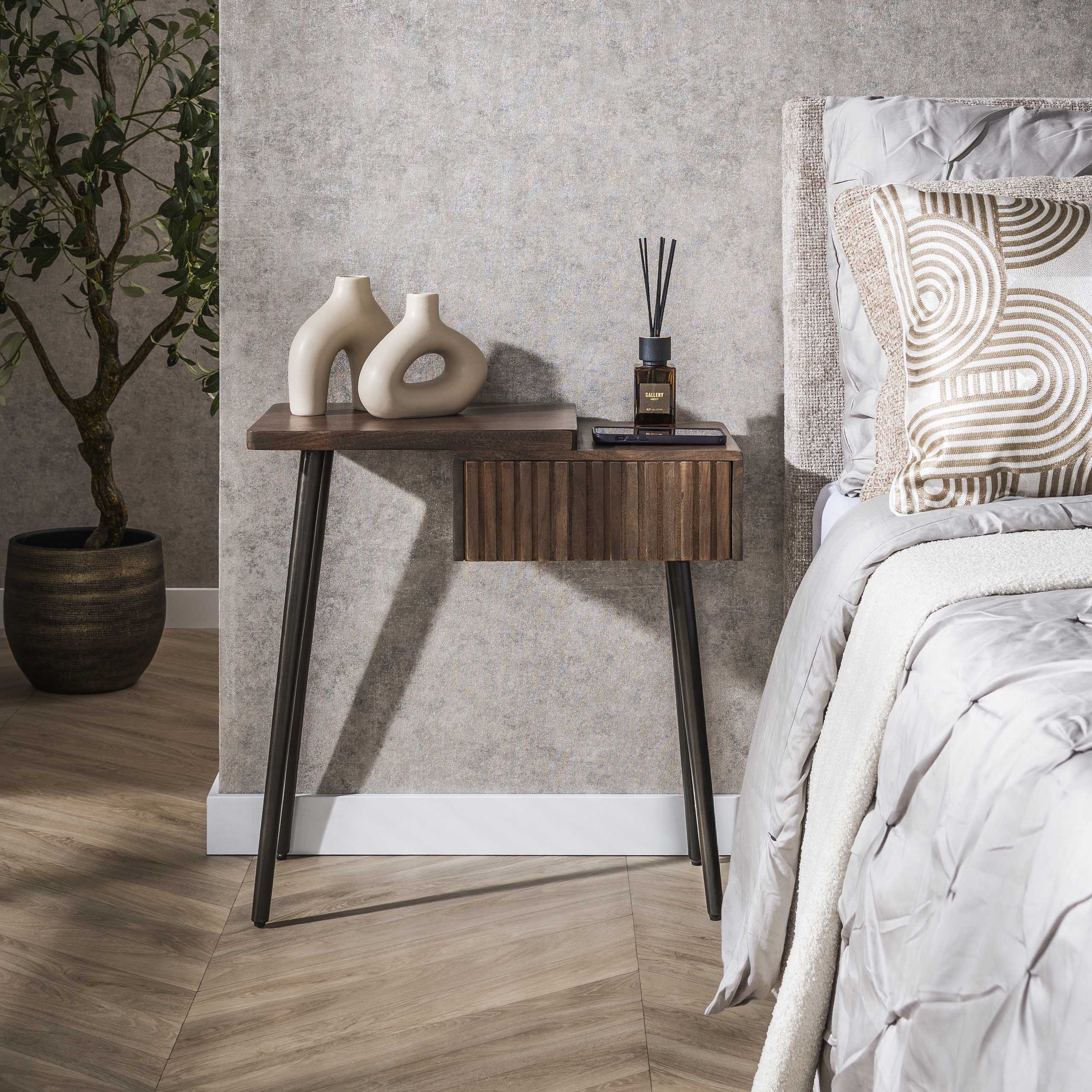 Nachtkastje Carve 1 lade links / Massief acacia bruin – afbeelding 1