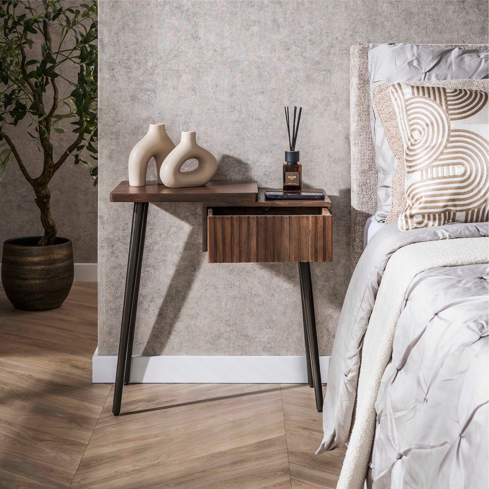 Nachtkastje Carve 1 lade links / Massief acacia bruin – afbeelding 2