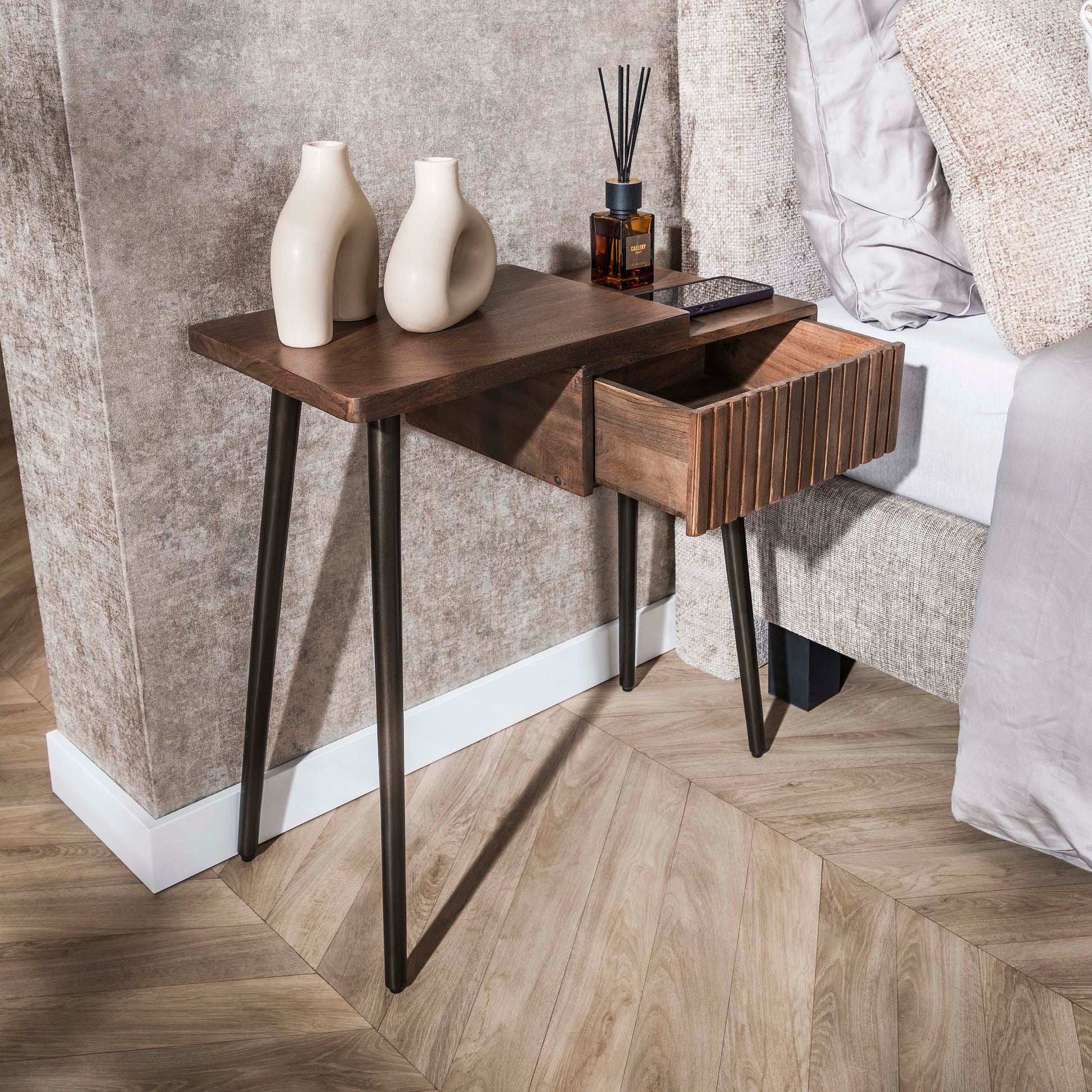 Nachtkastje Carve 1 lade links / Massief acacia bruin – afbeelding 3