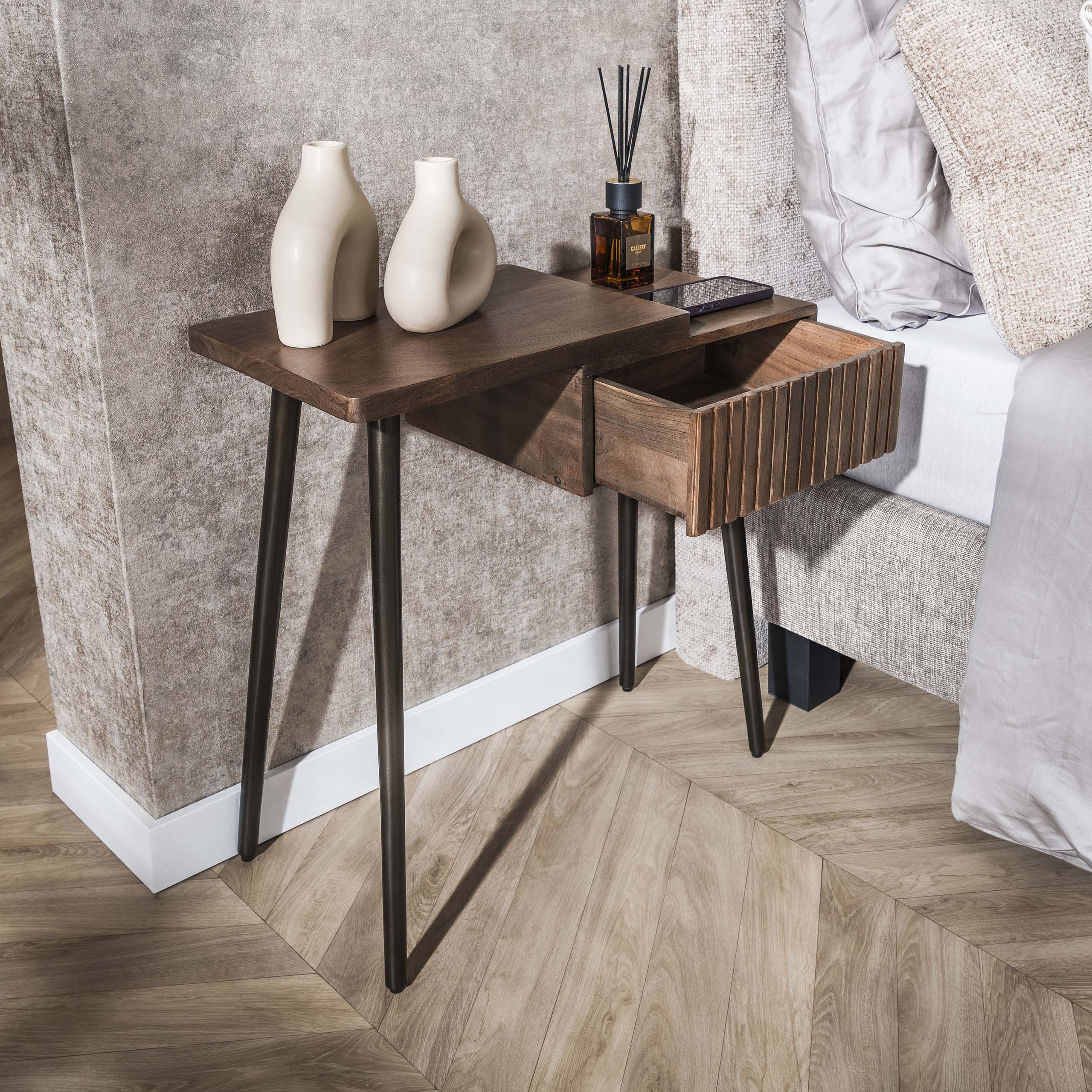 Nachtkastje Carve 1 lade links / Massief acacia bruin – afbeelding 3