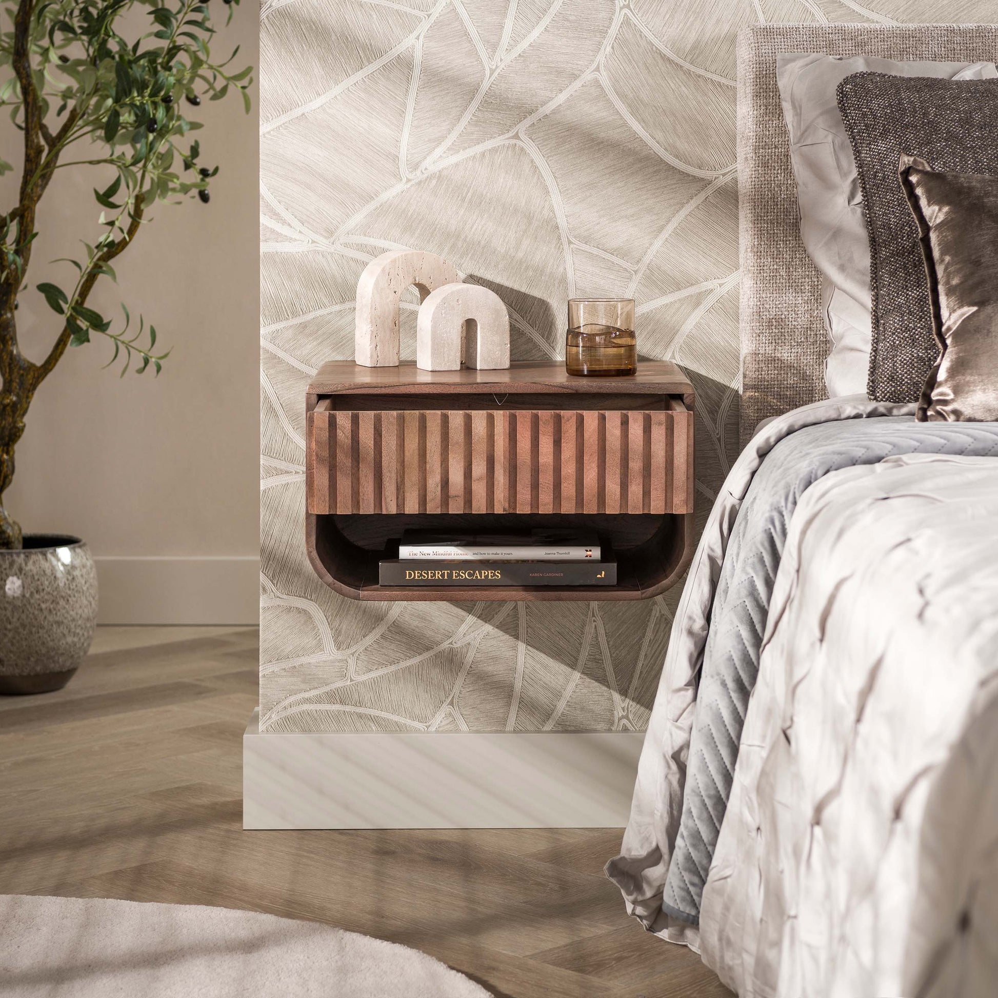 Nachtkastje Carve rounded zwevend 1 lade / Massief acacia bruin – afbeelding 2