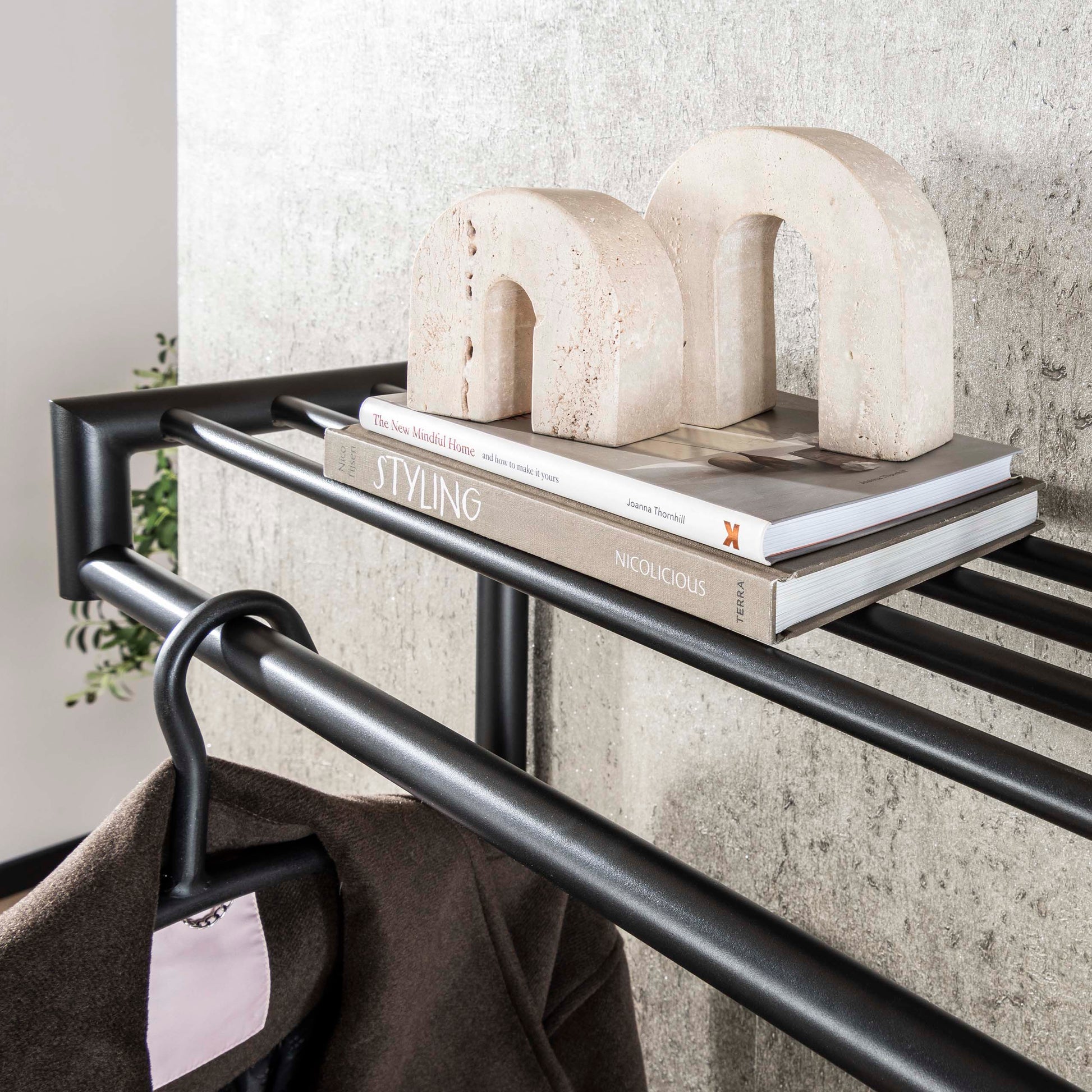 Kapstok Tubo hoog roede en hoedenplank 2x10 haken / Mat donkergrijs – afbeelding 2