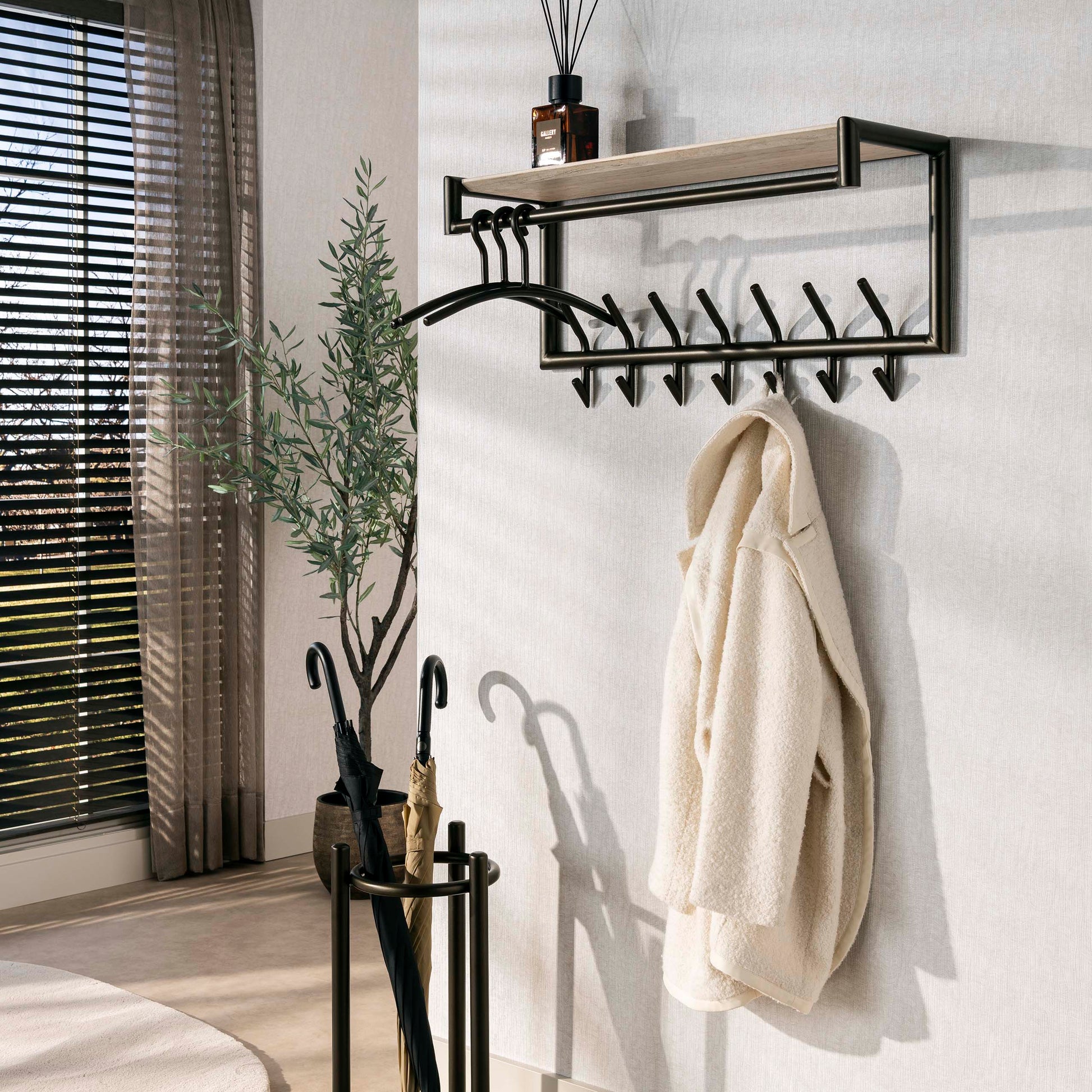 Kapstok Terra roede en hoedenplank 2x7 haken / Melamine travertine – afbeelding 1