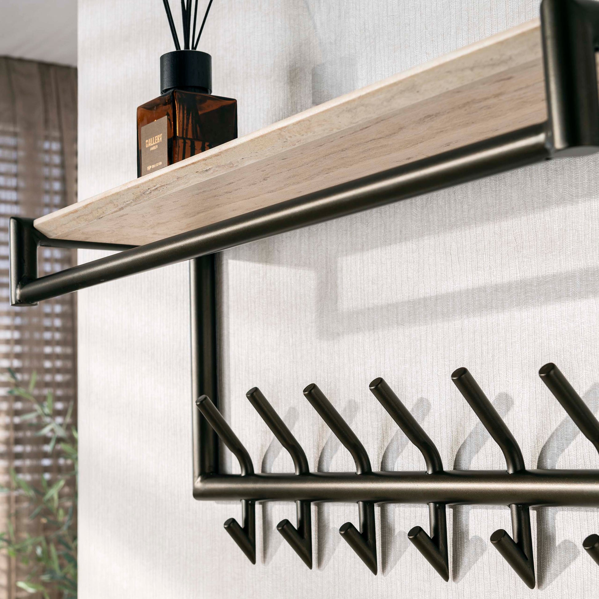 Kapstok Terra roede en hoedenplank 2x7 haken / Melamine travertine – afbeelding 3