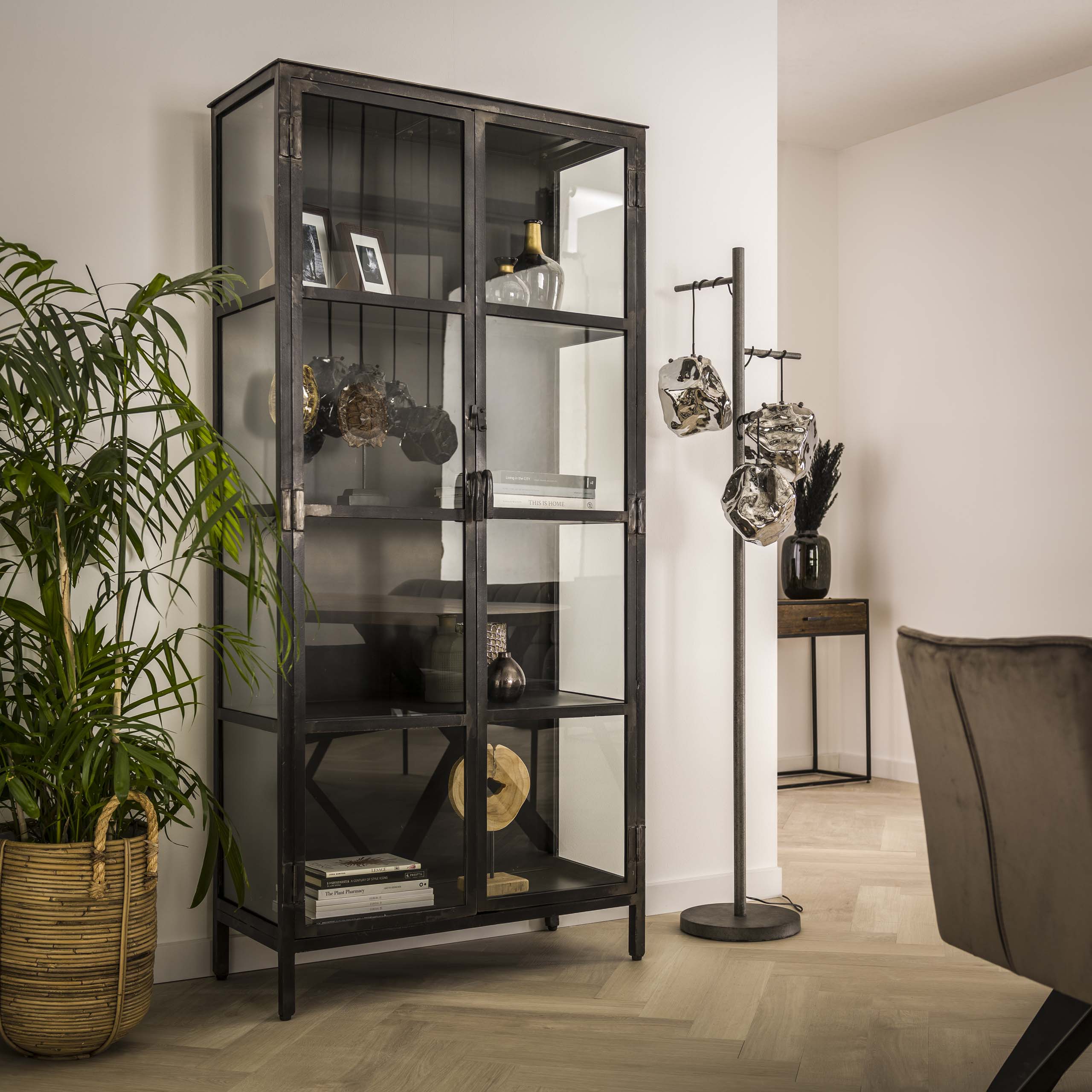 Vitrinekast Rift Metal 2 deuren / Gunmetal – afbeelding 1