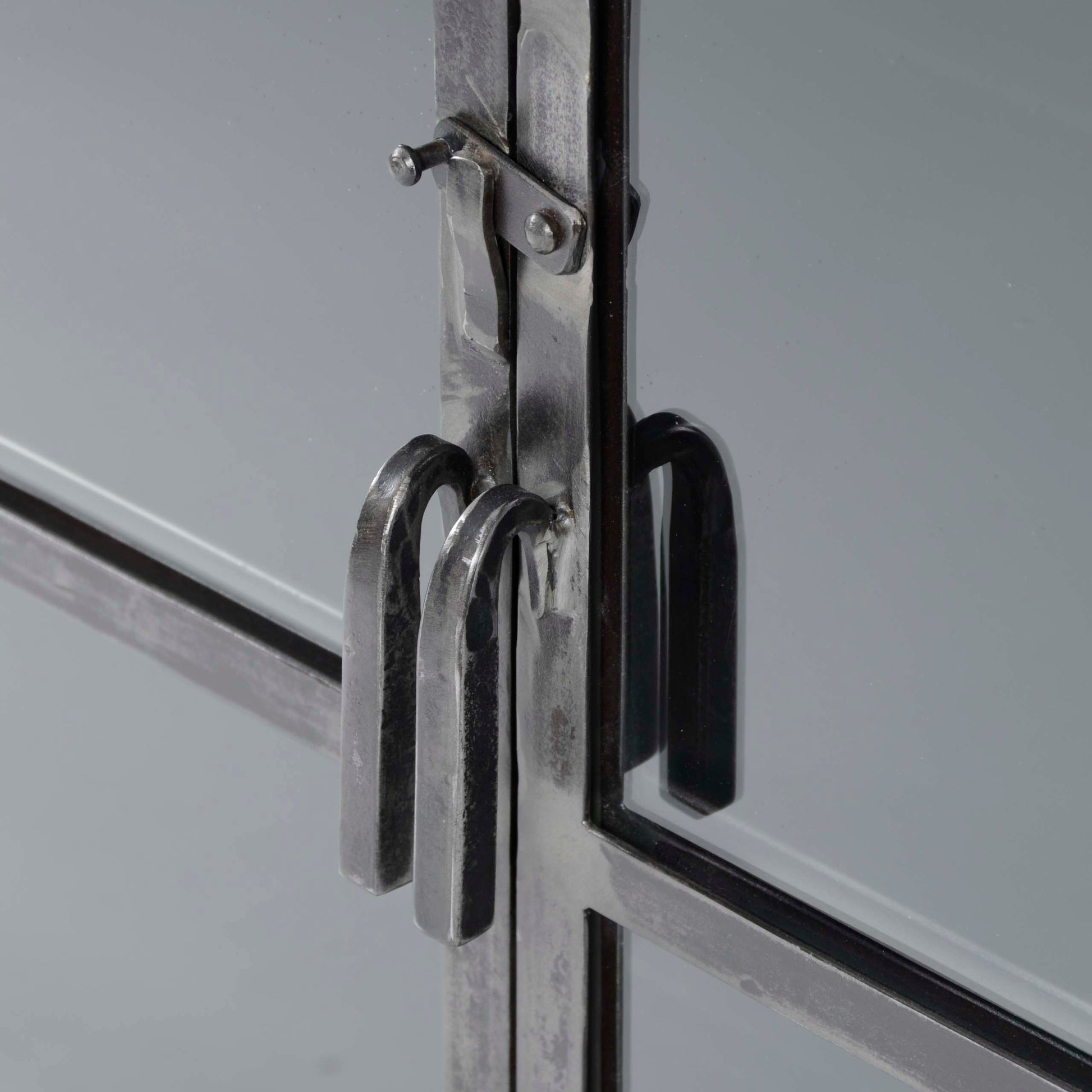 Vitrinekast Rift Metal 2 deuren / Gunmetal – afbeelding 3