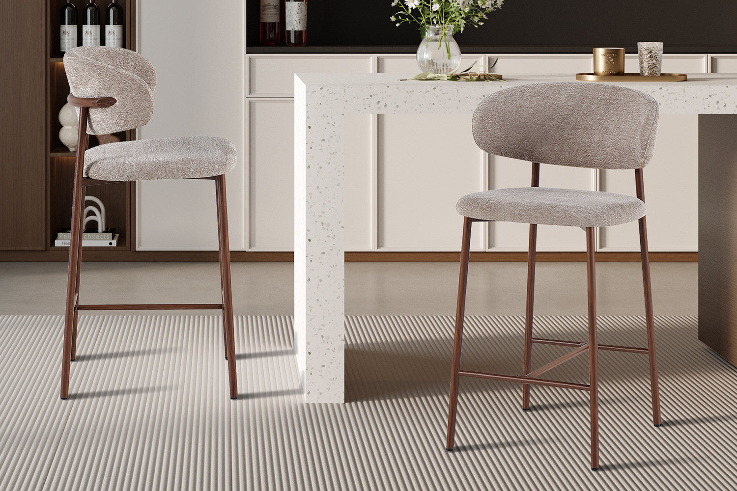 NEW - Counterstoel 'Coco' Walnoot - Stof Raven 30 Zand – Rousseau 5680-2