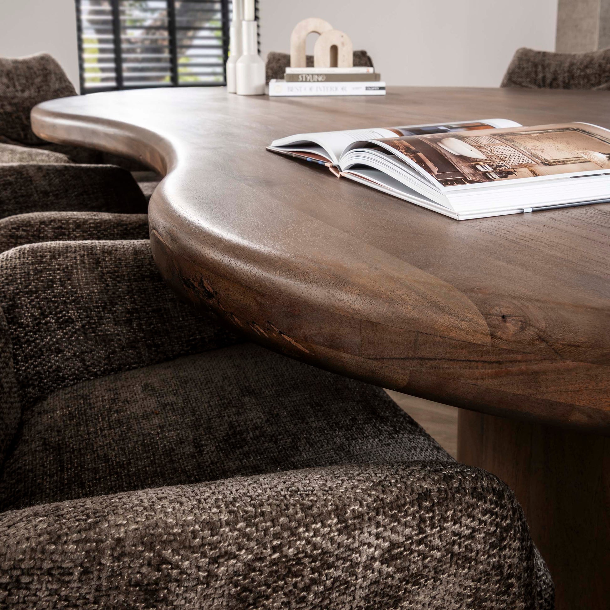 Eettafel Sculpture niervormig 244x165cm / Massief acacia bruin – afbeelding 3