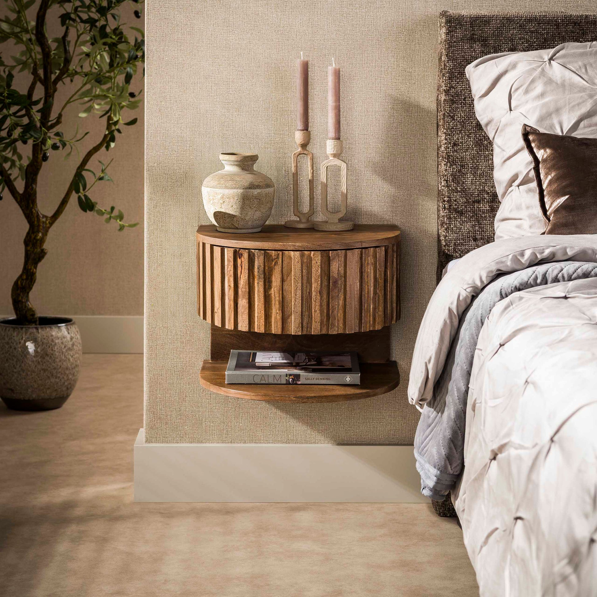 Nachtkastje Ridge shelve zwevend 1 lade / Massief mango zand – afbeelding 1