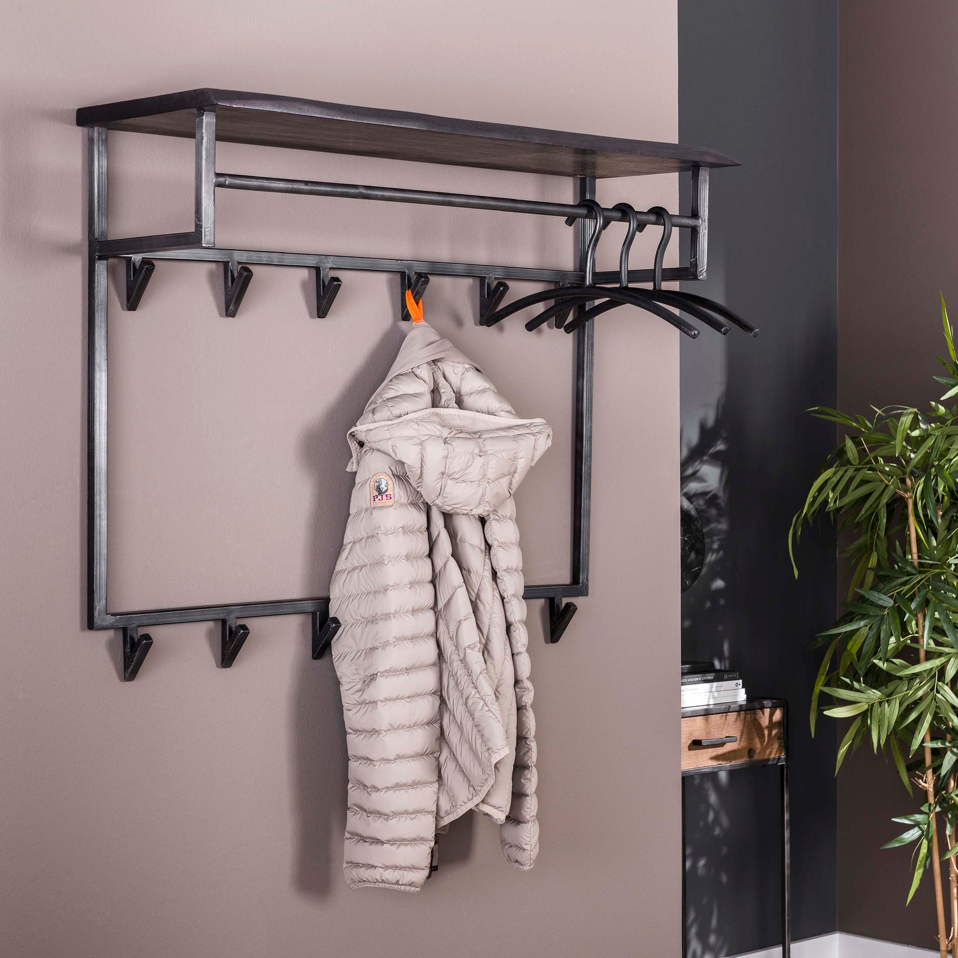 Kapstok Yucon hoog hoedenplank 12 haken / Massief acacia zwart – afbeelding 1