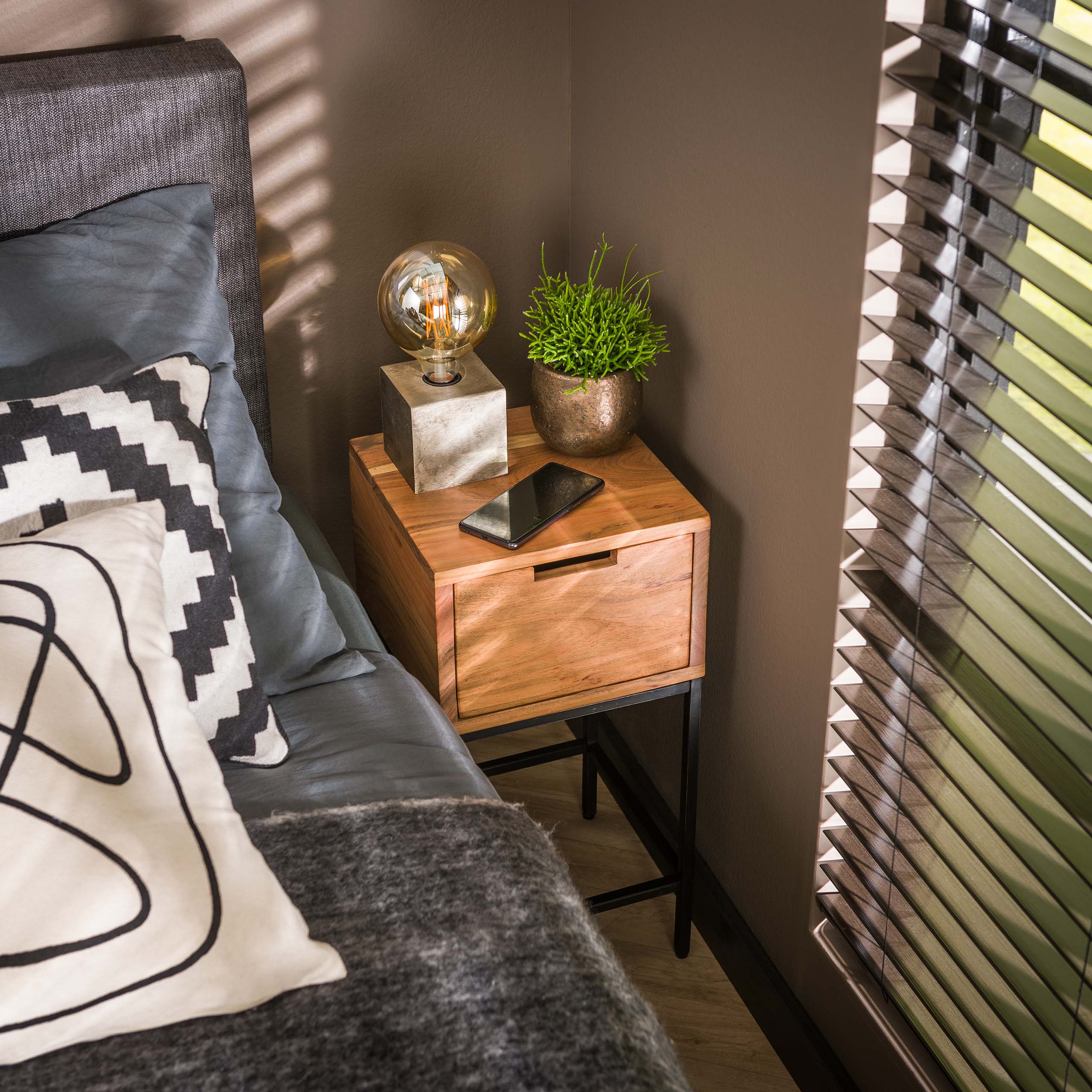Nachtkastje Flat XS 1 lade / Massief acacia – afbeelding 1